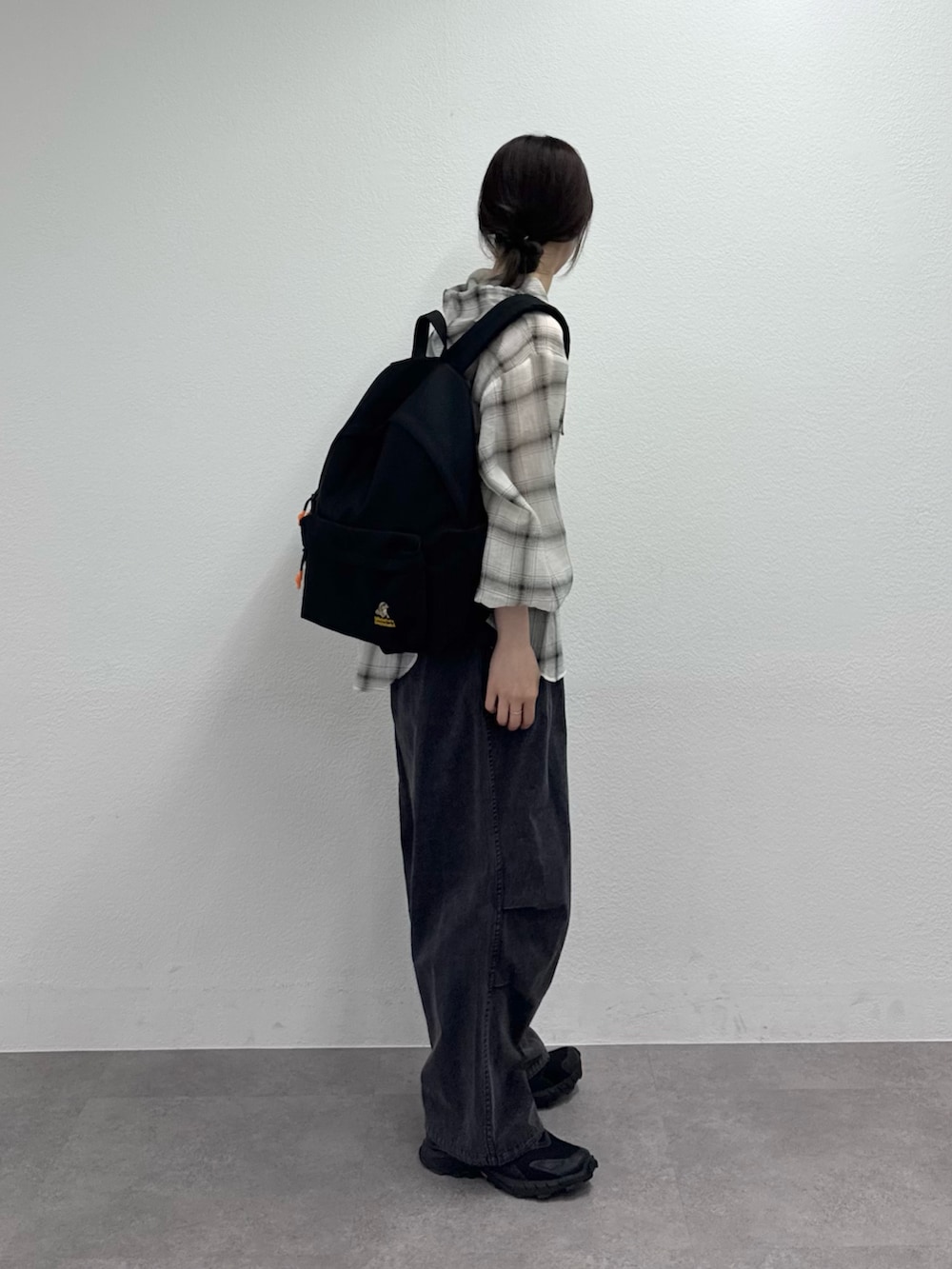 ホワイト系のシャツ/ブラウス、ブラック系のバックパック/リュック、ブルー系のその他パンツを着用したレディースの春コーディネートの2枚目の写真