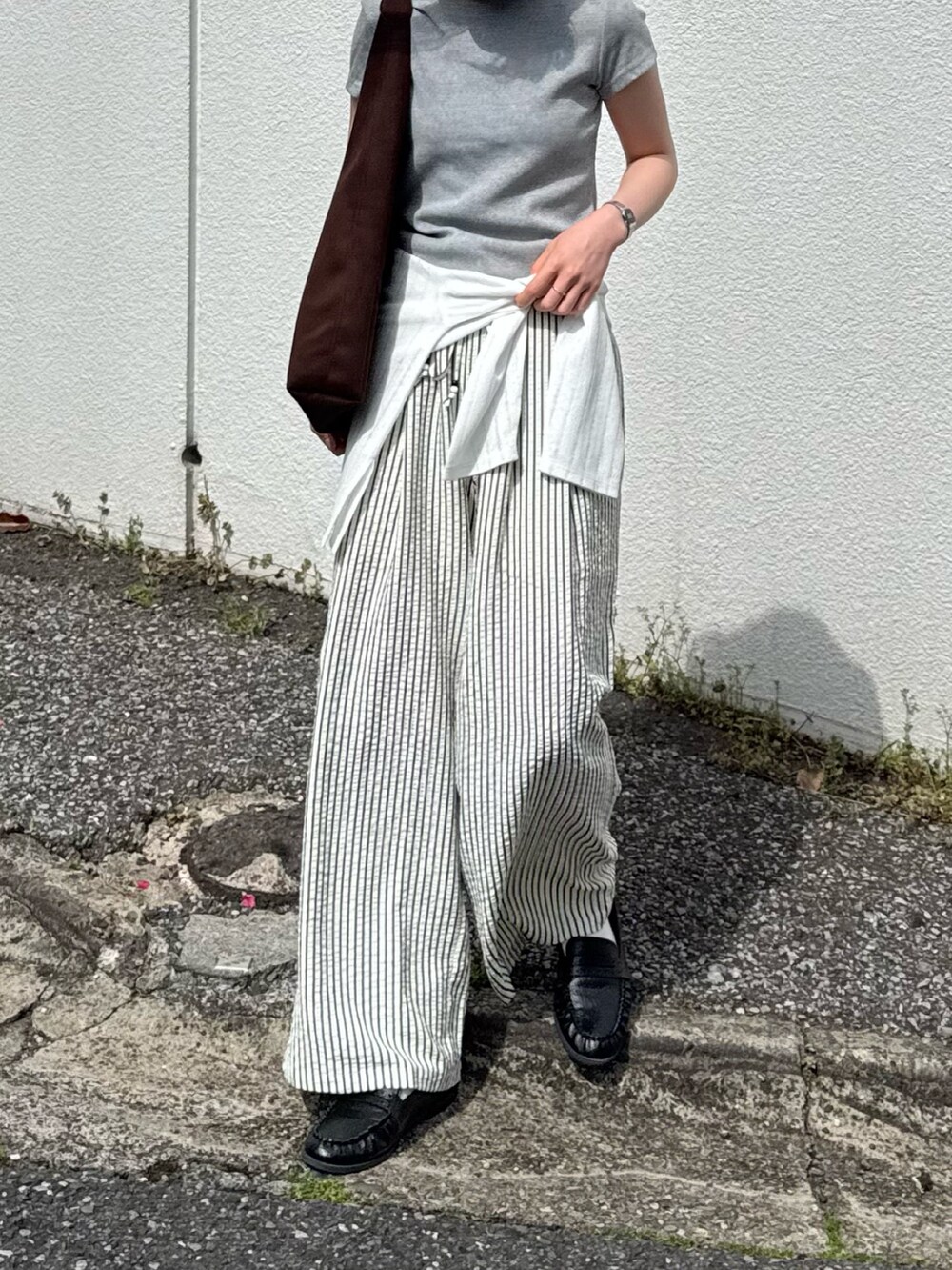 ホワイト系のその他パンツを着用したレディースの春コーディネートの2枚目の写真