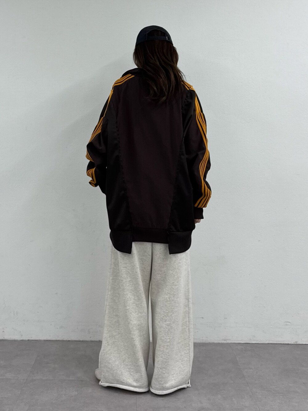 ブラウン系のジャージ、ホワイト系のスウェットパンツを着用したレディースの秋コーディネートの2枚目の写真