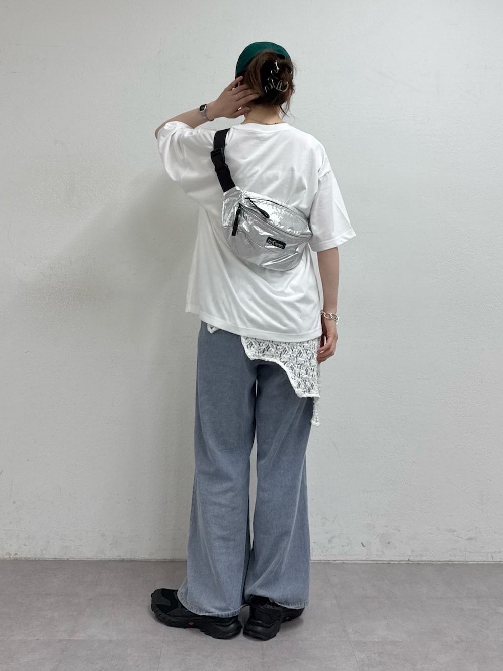 ブルー系のデニムパンツ、ホワイト系のTシャツ/カットソー、ホワイト系のタンクトップを着用したレディースの春コーディネートの3枚目の写真