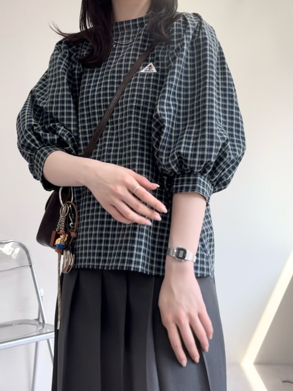 ブルー系のシャツ/ブラウス、グレー系のスカートを着用したレディースの春コーディネートの3枚目の写真