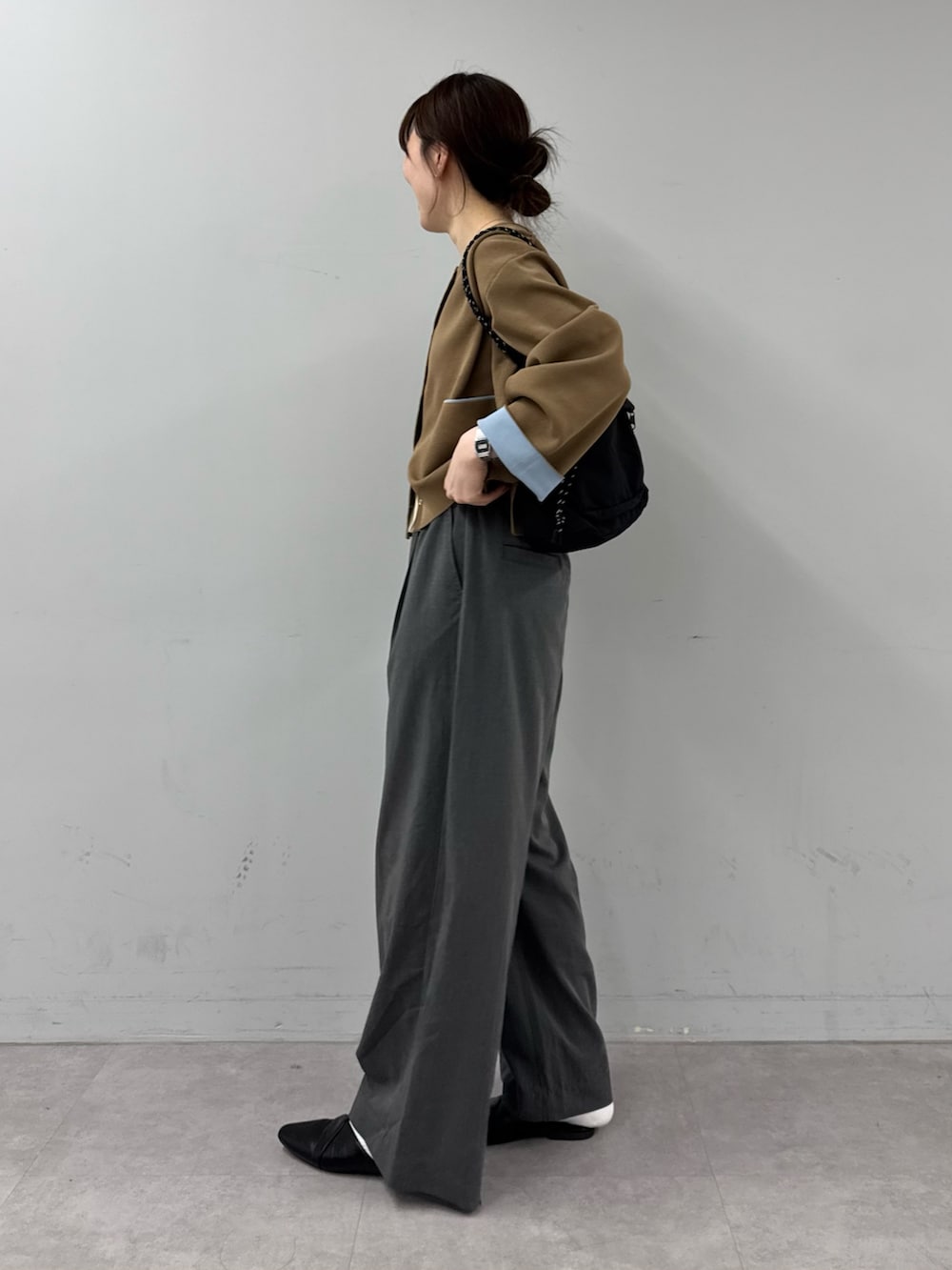 ベージュ系のカーディガン/ボレロ、グレー系のデニムパンツ、ブラック系のパンプスを着用したレディースの春コーディネートの2枚目の写真