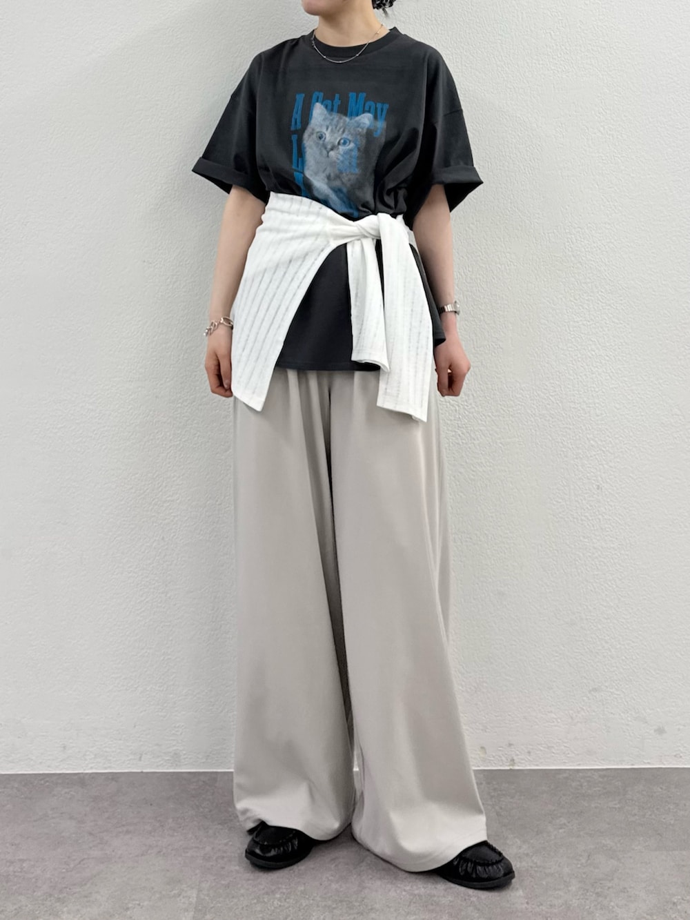 グレー系のTシャツ/カットソー、ホワイト系のTシャツ/カットソー、グレー系のスラックスを着用したレディースの春コーディネートの4枚目の写真