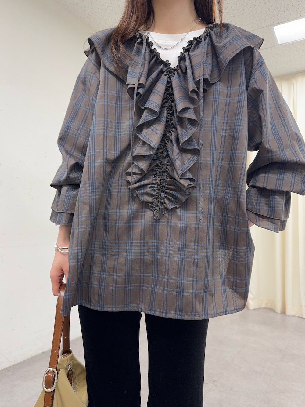 ホワイト系のTシャツ/カットソー、ブラウン系のシャツ/ブラウス、ブラック系のその他パンツを着用したレディースの秋コーディネートの2枚目の写真