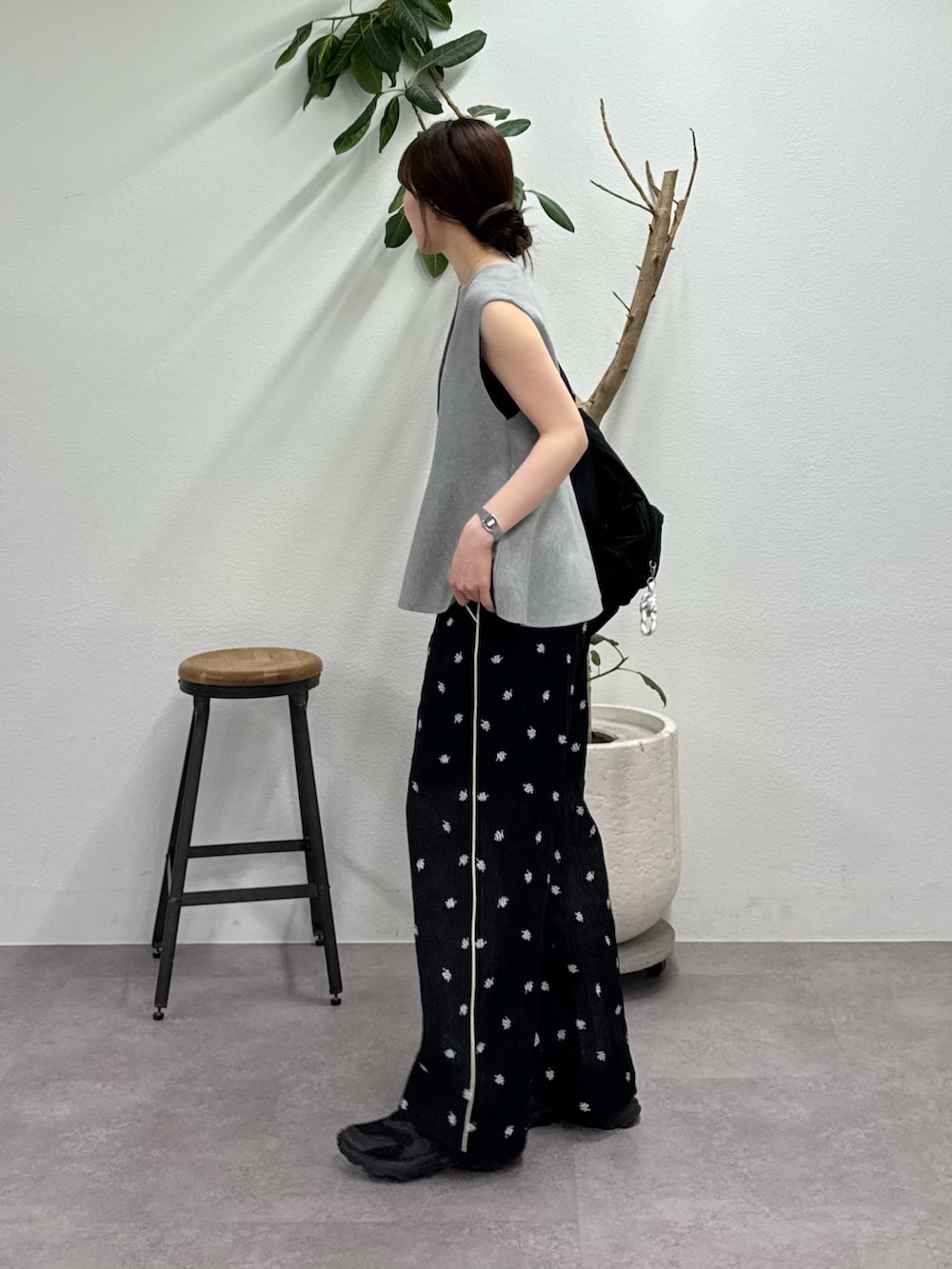グレー系のカーディガン/ボレロ、ブラック系のその他パンツ、ブラック系のトートバッグを着用したレディースの春コーディネートの2枚目の写真