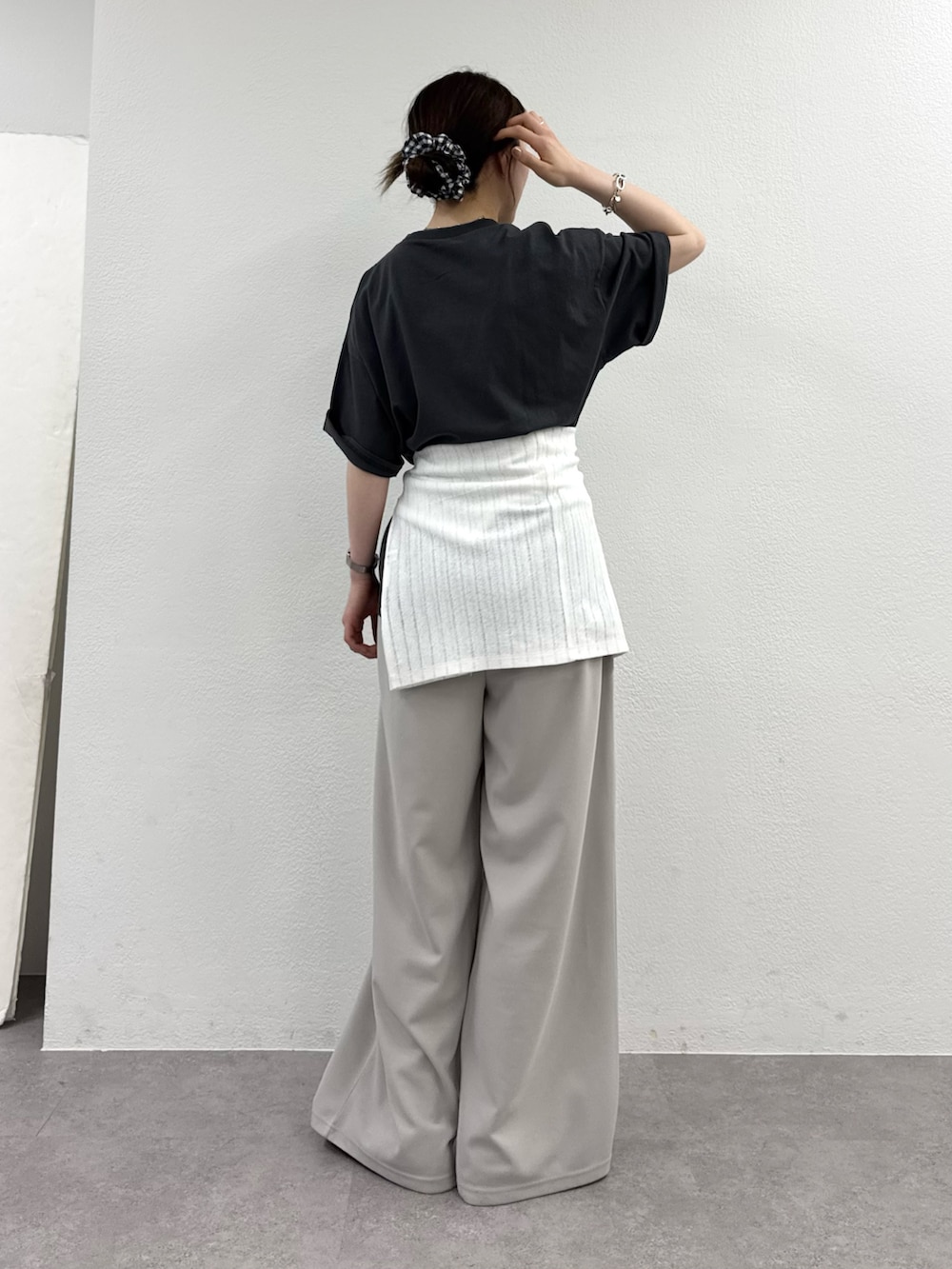 グレー系のTシャツ/カットソー、ホワイト系のTシャツ/カットソー、グレー系のスラックスを着用したレディースの春コーディネートの3枚目の写真