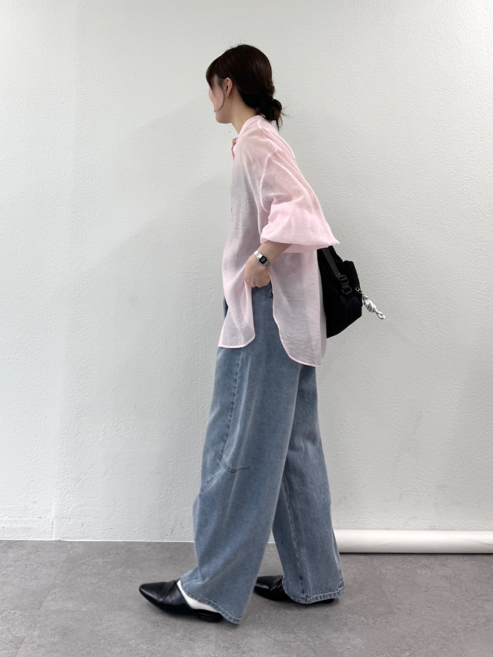 ピンク系のシャツ/ブラウス、ブルー系のデニムパンツ、ブラック系のパンプスを着用したレディースの春コーディネートの2枚目の写真