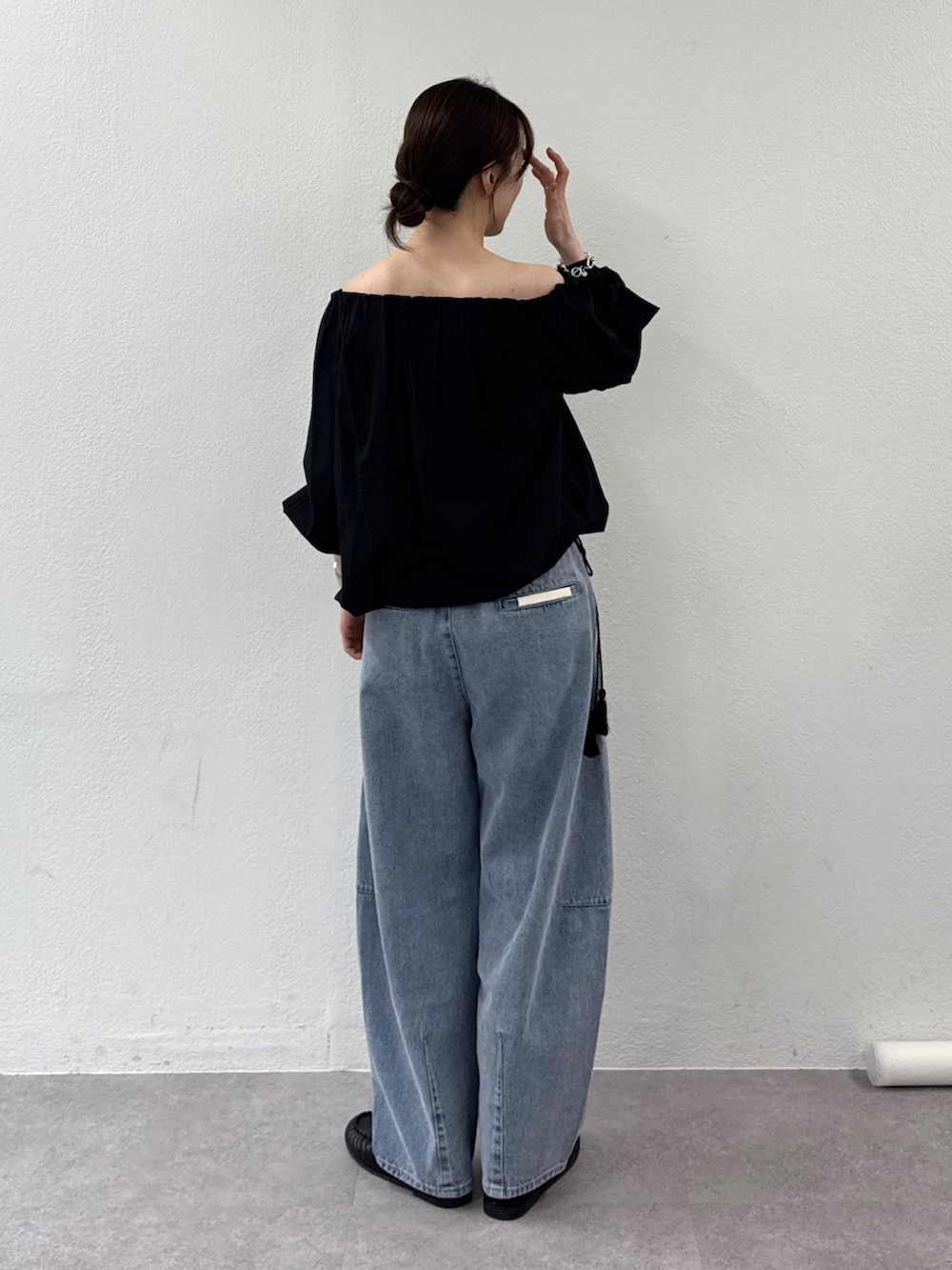 ブラック系のシャツ/ブラウス、ブルー系のデニムパンツを着用したレディースの春コーディネートの3枚目の写真