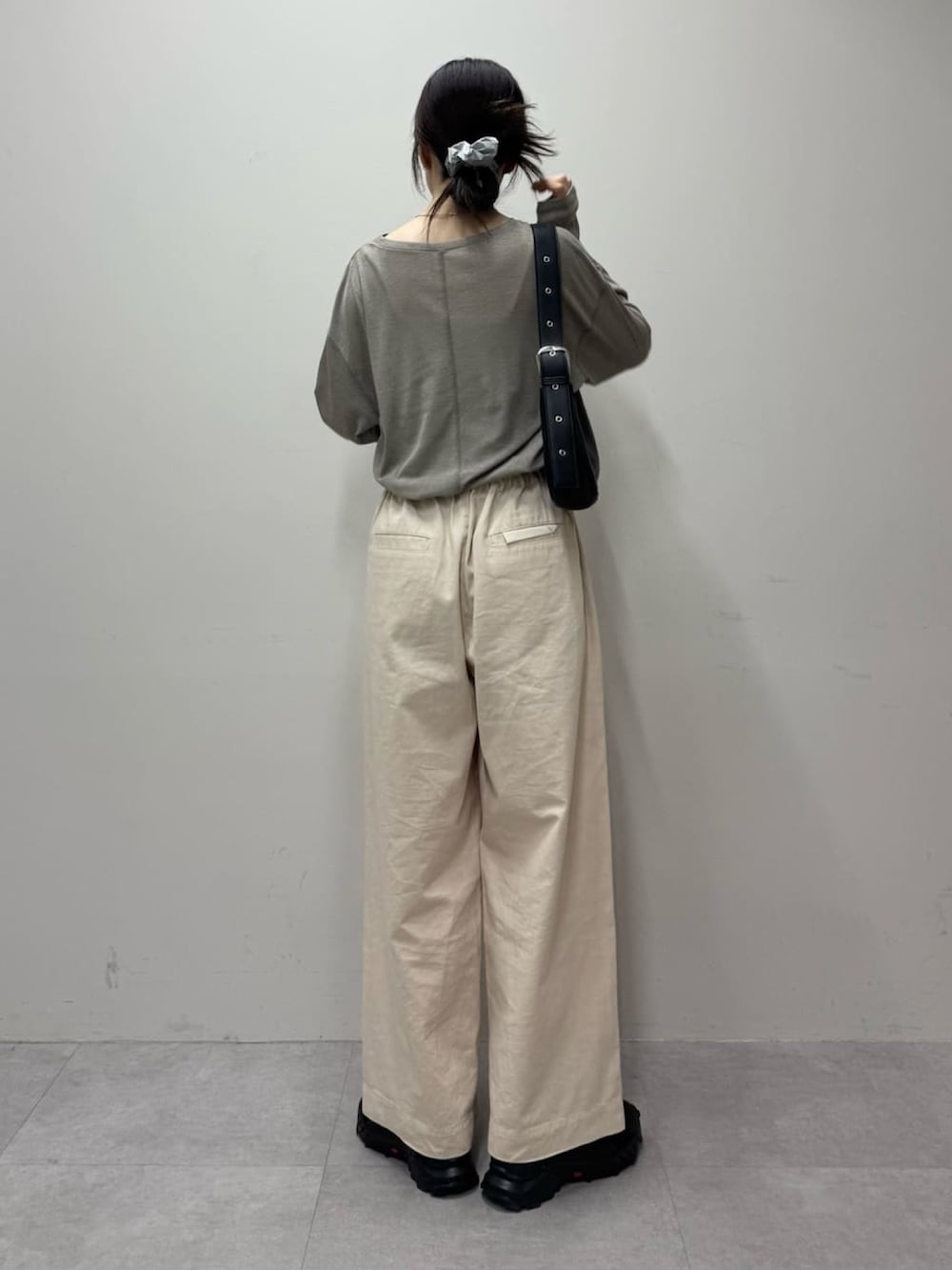 ベージュ系のTシャツ/カットソー、ホワイト系のデニムパンツを着用したレディースの春コーディネートの2枚目の写真