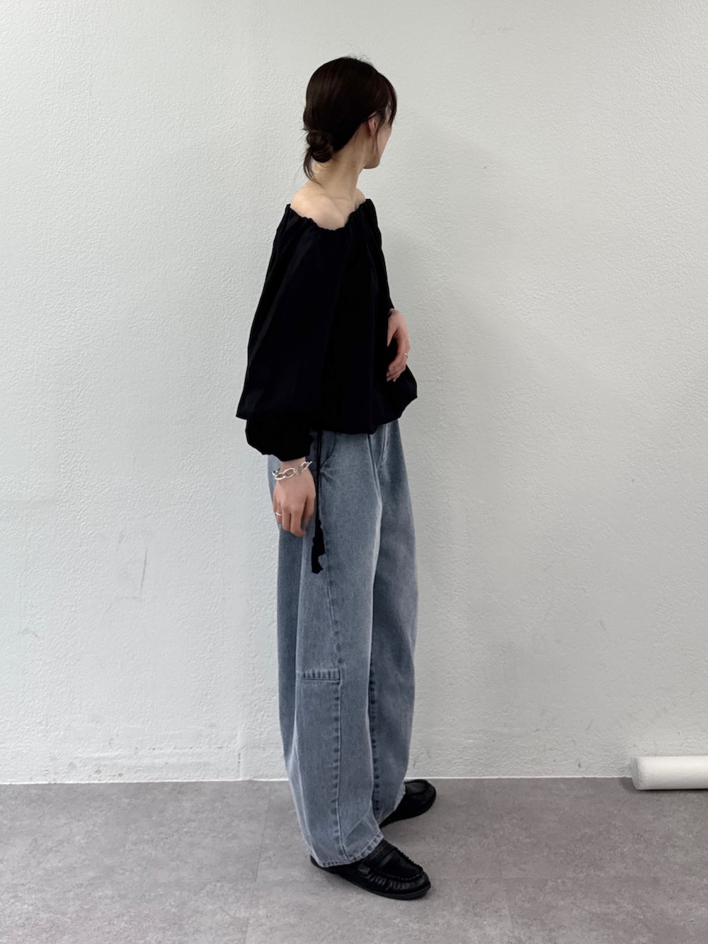 ブラック系のシャツ/ブラウス、ブルー系のデニムパンツを着用したレディースの春コーディネートの2枚目の写真