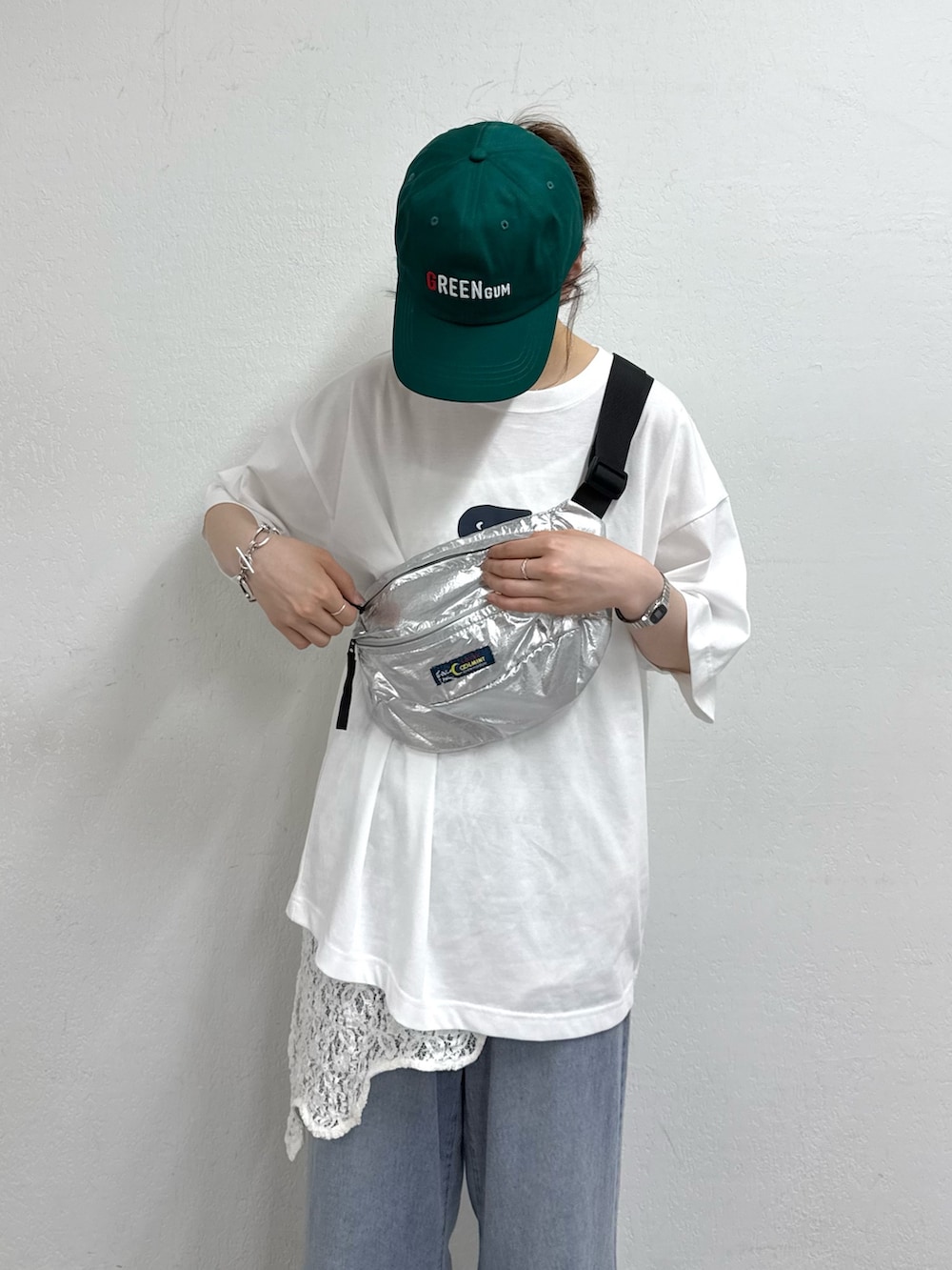 ブルー系のデニムパンツ、ホワイト系のTシャツ/カットソー、ホワイト系のタンクトップを着用したレディースの春コーディネートの4枚目の写真