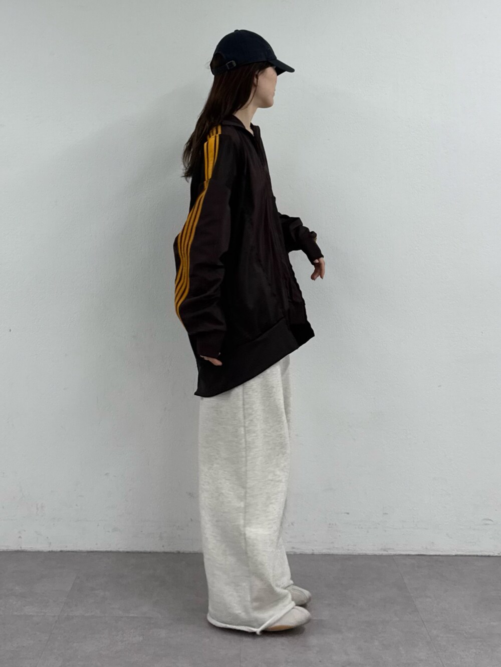 ブラウン系のジャージ、ホワイト系のスウェットパンツを着用したレディースの秋コーディネートの3枚目の写真