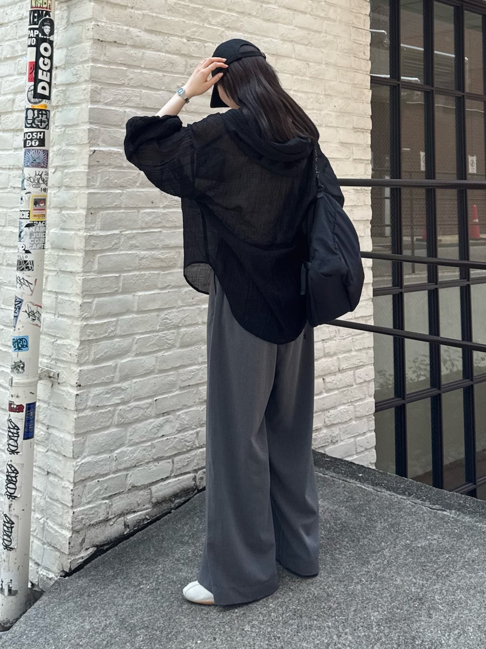 「シンプルコーデ、きれいめカジュアル、夏コーデ、シアートップス、ブラックコーデ、お出かけコーデ、モノトーン、パンツスタイル、大人カジュアルコーデ、パンツコーデ、スニーカーコーデ、ラフコーデ」｜「CIAOPANIC TYPYの【冷房・日焼け対策に】体型カバーも叶うフード付きシアーシャツ（シャツ/ブラウス、ブラック系）」を使った、tntun0さん（骨格ナチュラル・レディース・166cm）の夏コーディネートの2枚目の写真