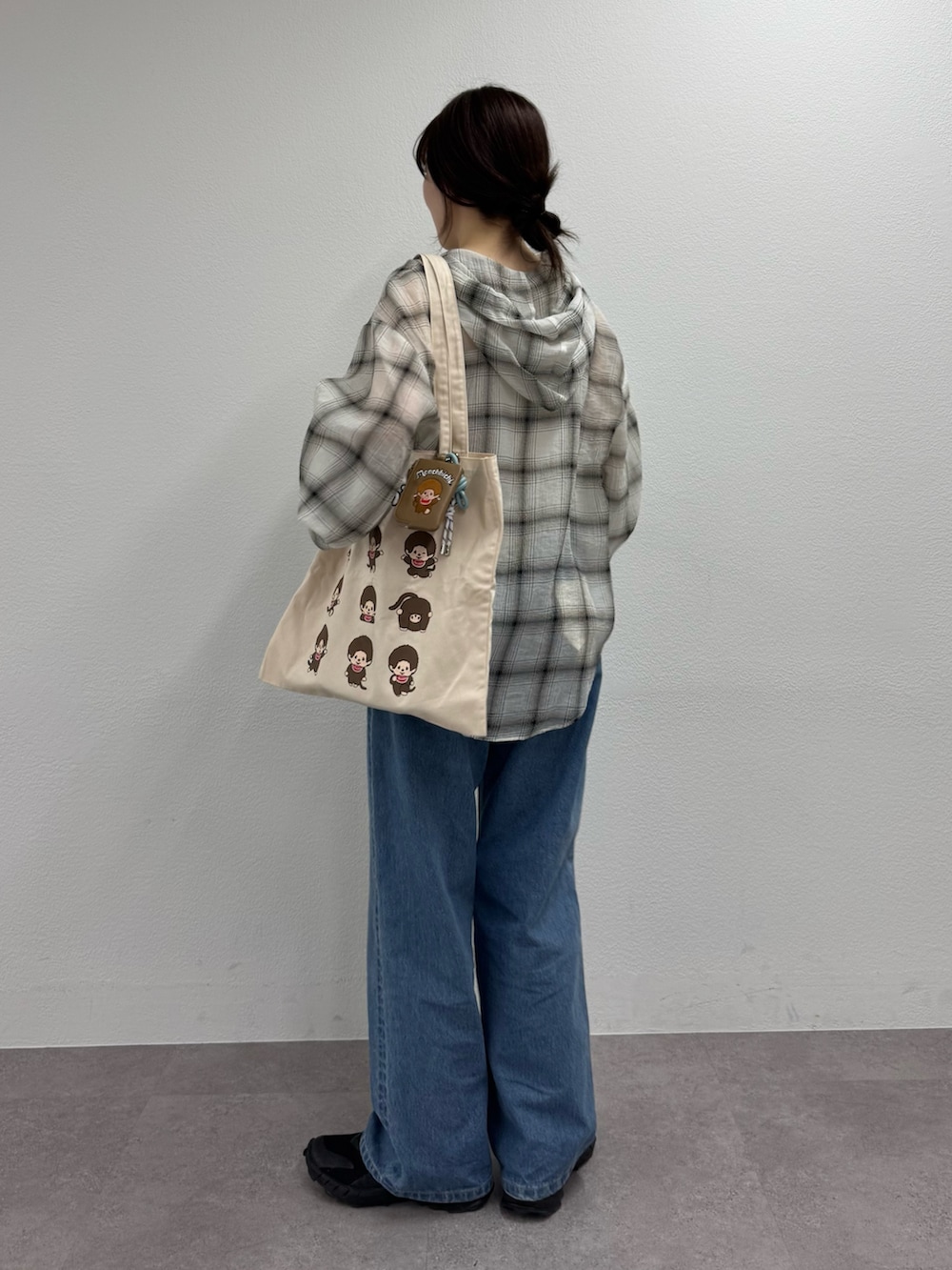 ホワイト系のシャツ/ブラウス、ホワイト系のトートバッグ、ブラウン系のカードケースを着用したレディースの春コーディネートの3枚目の写真