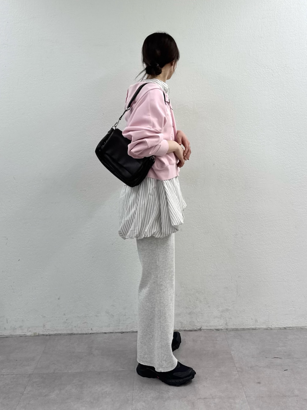 ピンク系のパーカー、ホワイト系のシャツ/ブラウス、ホワイト系のその他パンツを着用したレディースの春コーディネートの2枚目の写真