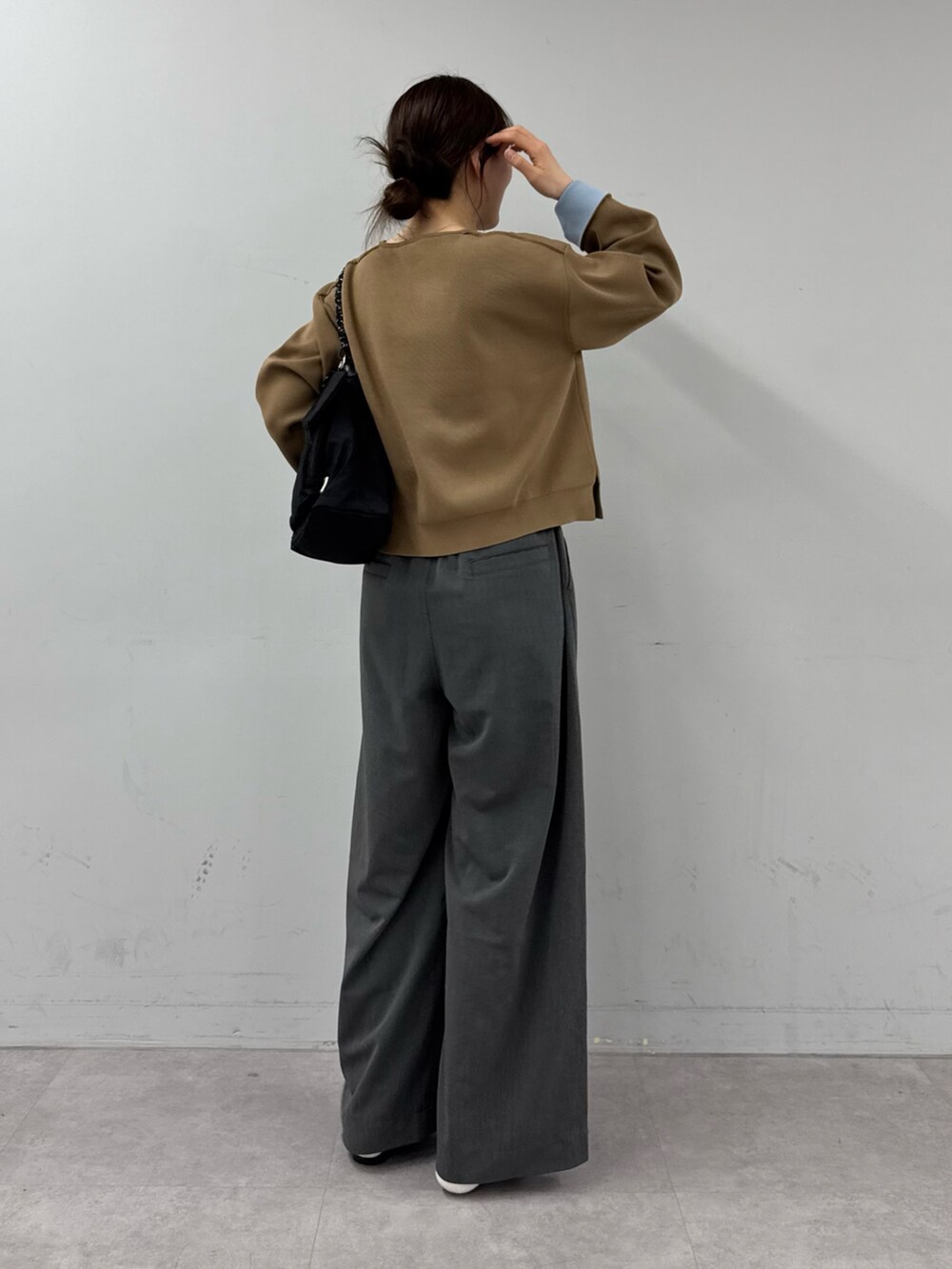 ベージュ系のカーディガン/ボレロ、グレー系のデニムパンツ、ブラック系のパンプスを着用したレディースの春コーディネートの3枚目の写真