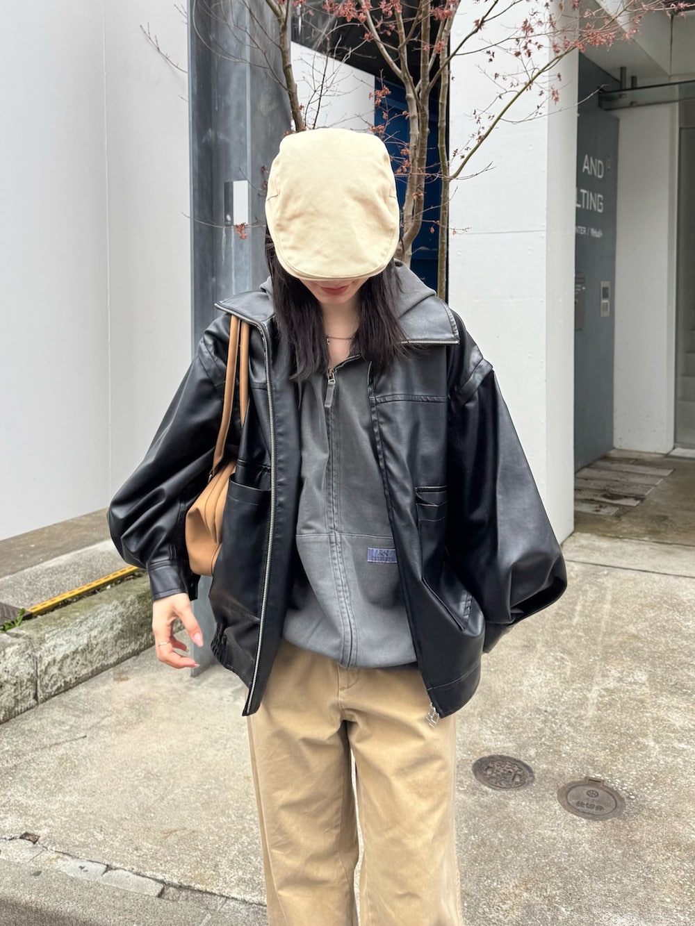 「パーカー、ショルダーバッグ、レイヤードスタイル、レザージャケット、ハンチング、メンズライク、休日スタイル、春コーデ、ローファー」｜「CIAOPANIC TYPYの【UNISEX】ハンチング帽（ハンチング/ベレー帽、ベージュ系）」を使った、tntun0さん（レディース・166cm）の春コーディネートの4枚目の写真
