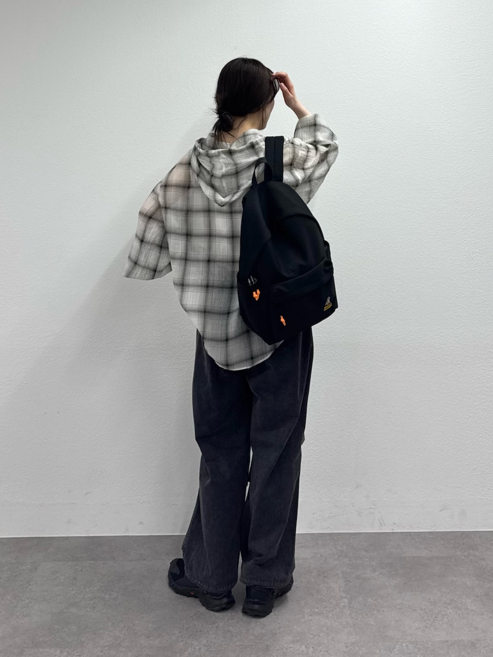 ホワイト系のシャツ/ブラウス、ブラック系のバックパック/リュック、ブルー系のその他パンツを着用したレディースの春コーディネートの3枚目の写真