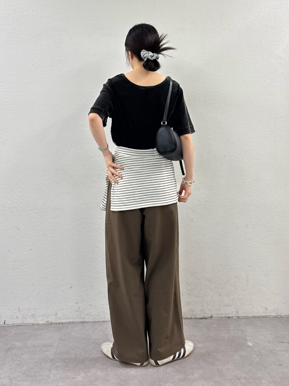 ブラウン系のTシャツ/カットソー、ホワイト系のTシャツ/カットソー、ブラウン系のスラックスを着用したレディースの秋コーディネートの2枚目の写真