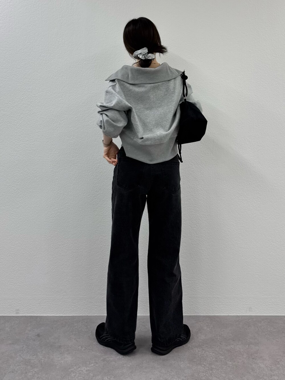 ピンク系のタンクトップ、グレー系のTシャツ/カットソー、ブラック系のデニムパンツを着用したレディースの春コーディネートの3枚目の写真