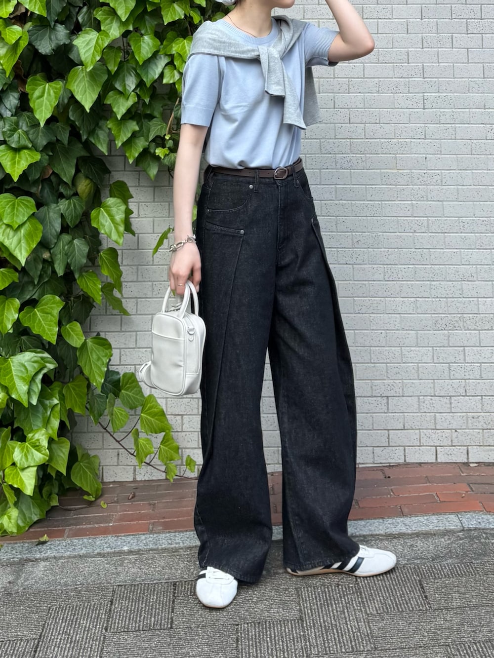 「レイヤードスタイル、ワイドパンツ、春夏コーデ、シンプルコーデ、韓国ファッション、きれいめカジュアル、休日スタイル、スニーカー、デニム、お出かけコーデ、夏コーデ、サマーニット、半袖ニット」｜「GEVACOの【GEVACO】クルーネックショートカーディガン（カーディガン/ボレロ、グレー系）」を使った、tntun0さん（レディース・166cm）の春コーディネートの3枚目の写真