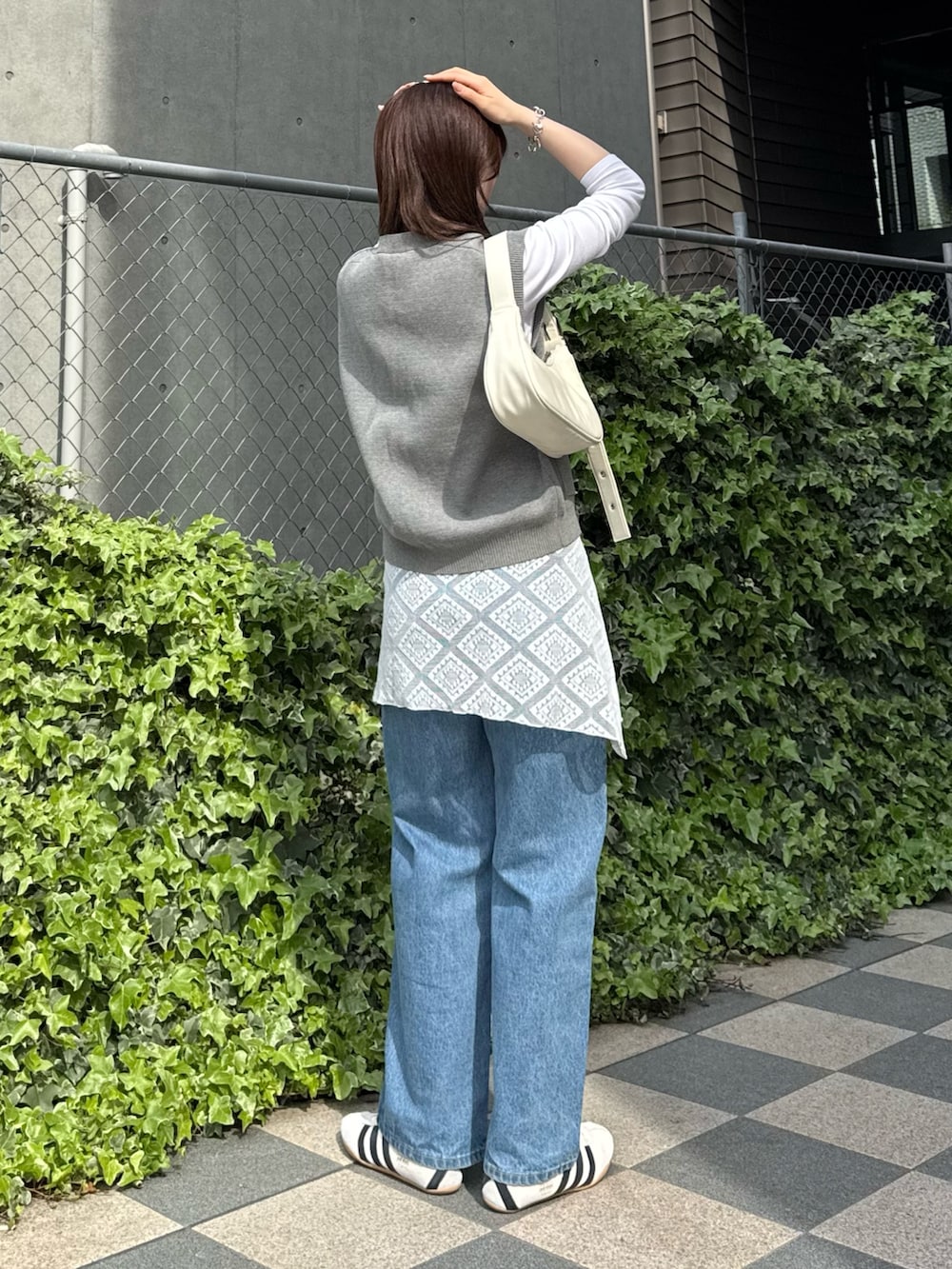 「大人カジュアル、ショルダーバッグ、ニットベスト、デニム、デニムパンツ、レイヤードスタイル、レイヤード、レース、春コーデ、スニーカー、お出かけコーデ、アディダスオリジナルス」｜「GEVACOの【GEVACO】前開きベスト（ニット/セーター、グレー系）」を使った、tntun0さん（レディース・166cm）の春コーディネートの3枚目の写真