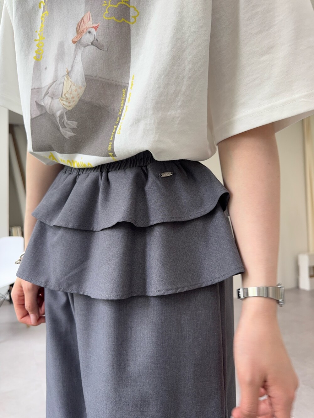 ホワイト系のTシャツ/カットソー、グレー系のその他パンツを着用したレディースの夏コーディネートの3枚目の写真