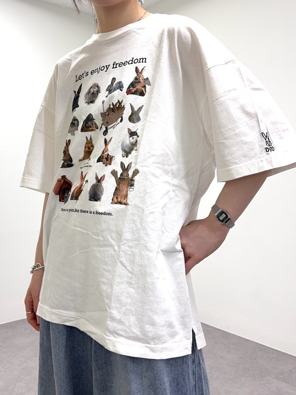 ホワイト系のTシャツ/カットソー、ブルー系のデニムパンツ、グレー系のキャップを着用したレディースの春コーディネートの5枚目の写真