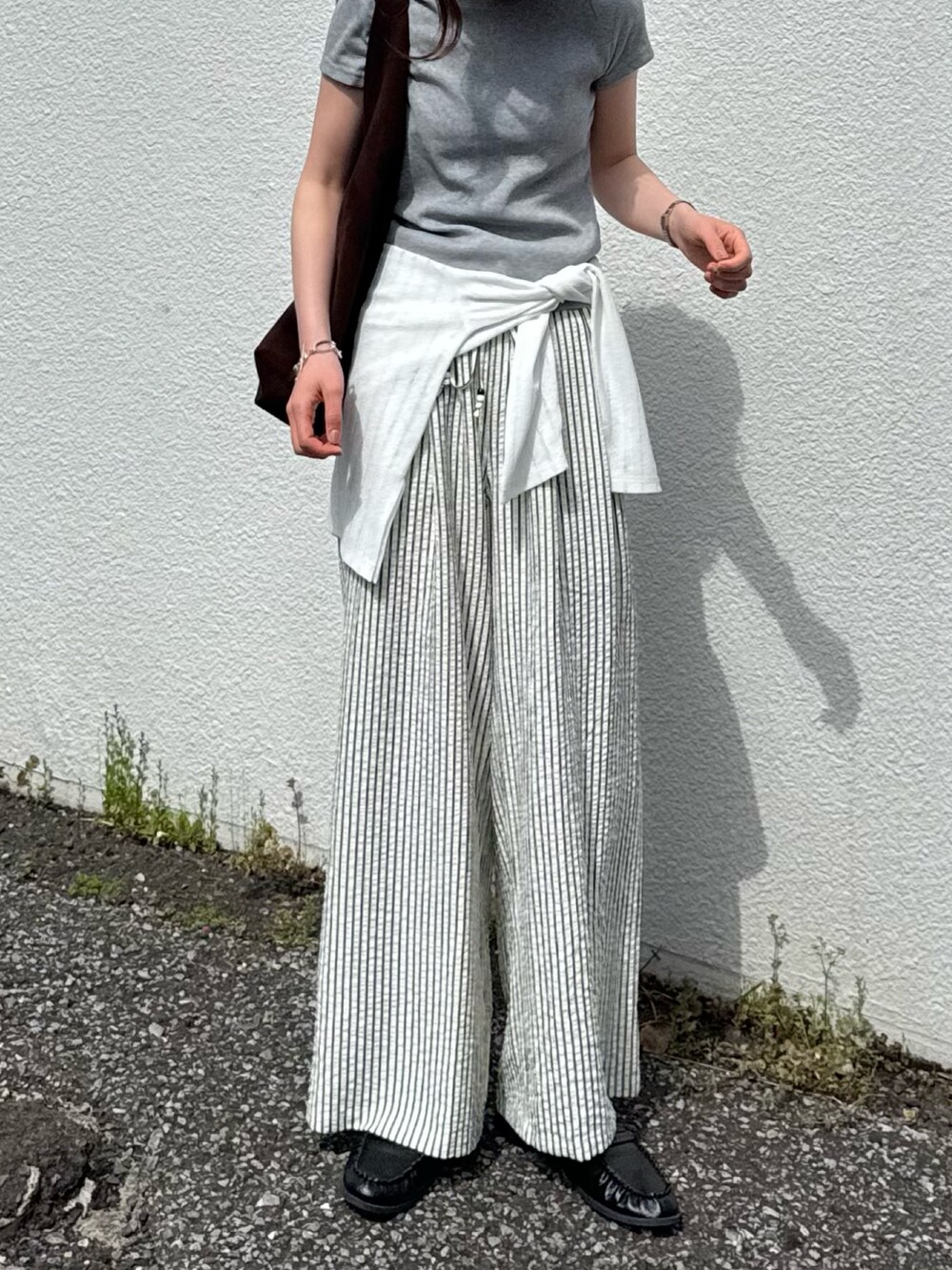 ホワイト系のその他パンツを着用したレディースの春コーディネートの3枚目の写真