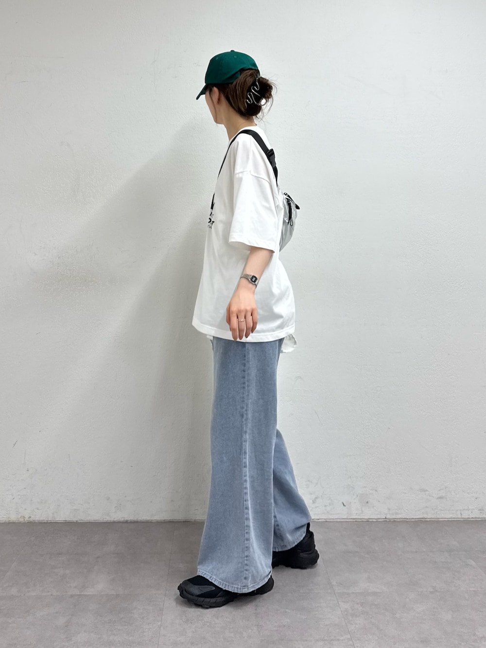 ブルー系のデニムパンツ、ホワイト系のTシャツ/カットソー、ホワイト系のタンクトップを着用したレディースの春コーディネートの2枚目の写真