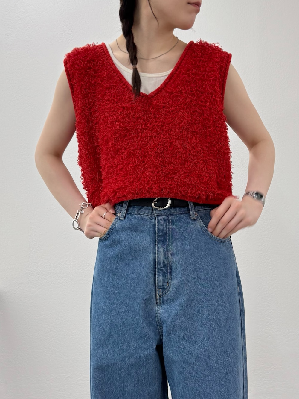 ホワイト系のタンクトップ、レッド系のベスト、ホワイト系のトートバッグを着用したレディースの春コーディネートの2枚目の写真