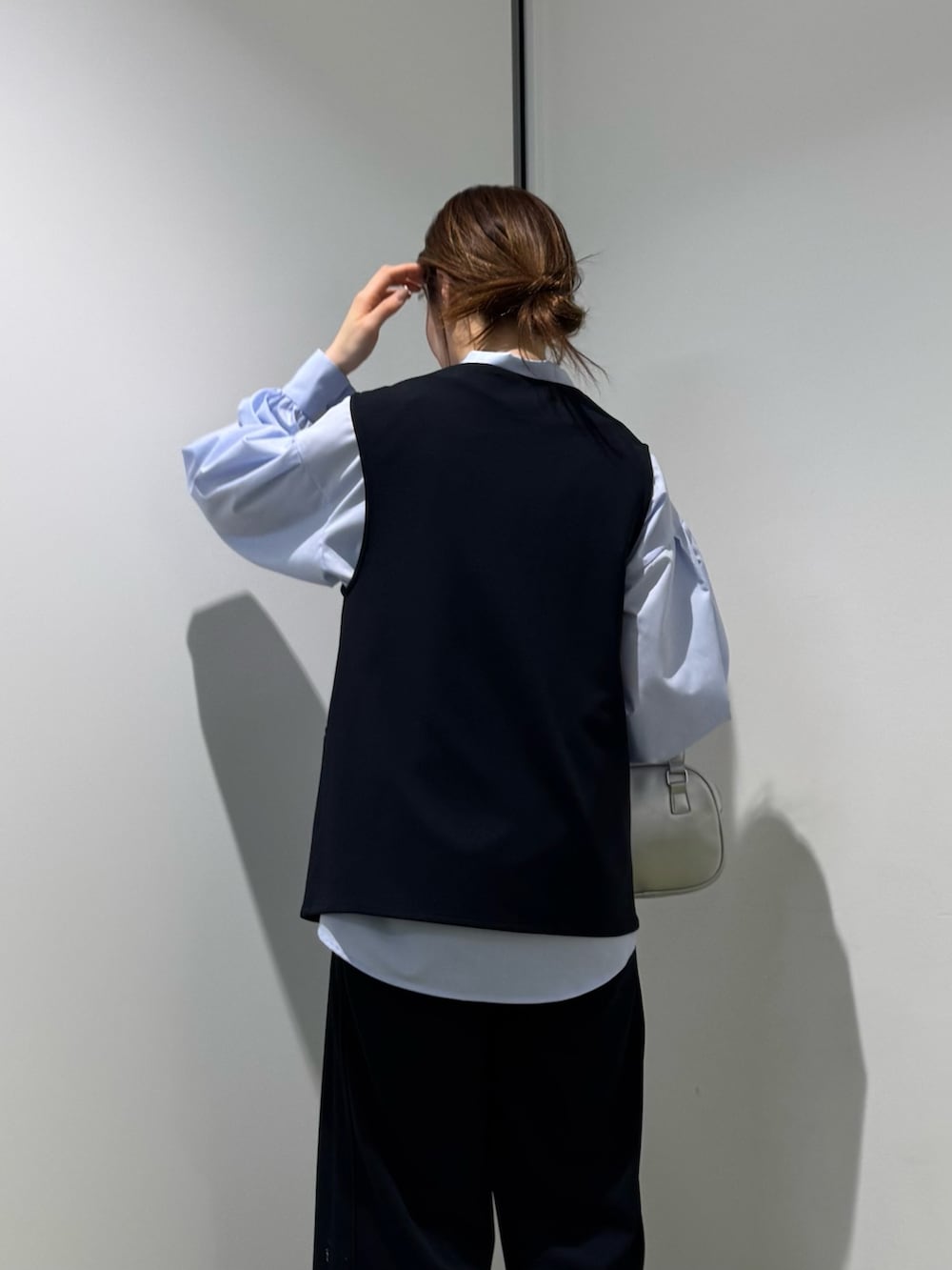 ブルー系のシャツ/ブラウス、ブルー系のその他パンツ、シルバー系のショルダーバッグを着用したレディースの冬コーディネートの4枚目の写真