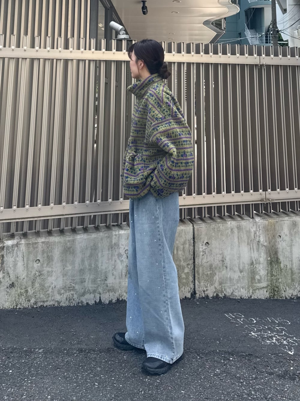 ベージュ系のブルゾン、ブルー系のデニムパンツを着用したレディースの秋コーディネートの2枚目の写真