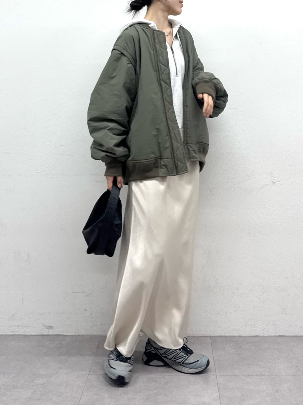 グリーン系のMA-1、グレー系のパーカー、ホワイト系のスカートを着用したレディースの夏コーディネートの3枚目の写真