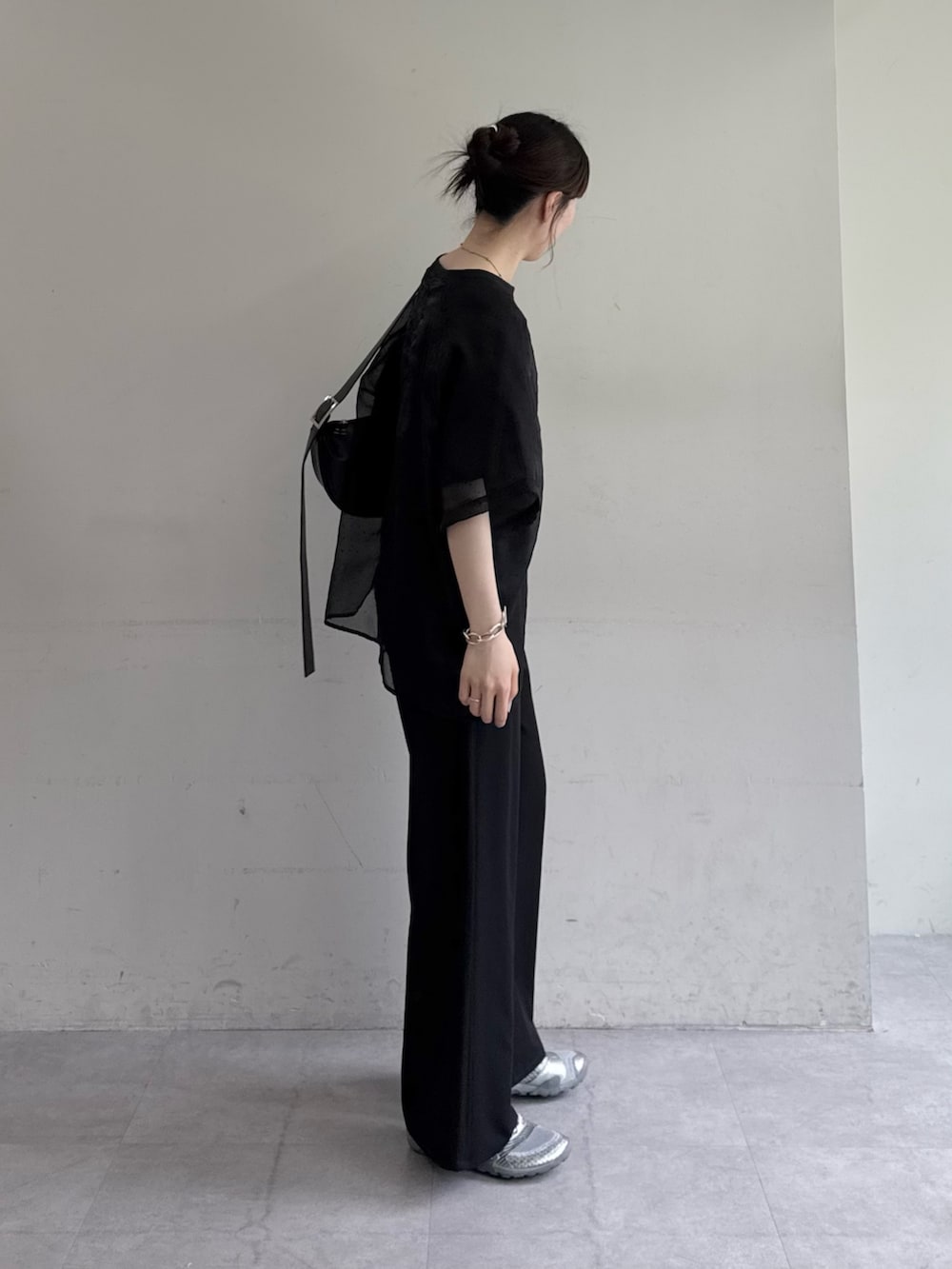 ブラック系のTシャツ/カットソー、ブラック系のショルダーバッグ、ブラック系のデニムパンツを着用したレディースの夏コーディネートの4枚目の写真