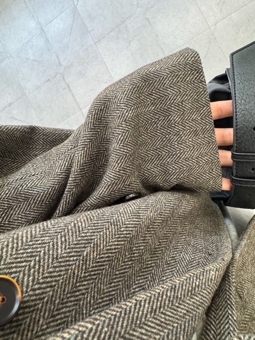 ブラウン系のテーラードジャケット、グレー系のスウェットパンツ、ブラック系のショルダーバッグを着用したレディースの夏コーディネートの4枚目の写真