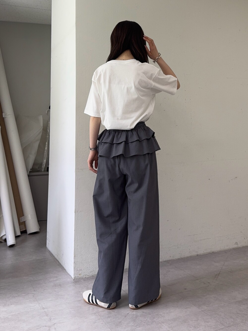 ホワイト系のTシャツ/カットソー、グレー系のその他パンツを着用したレディースの夏コーディネートの2枚目の写真