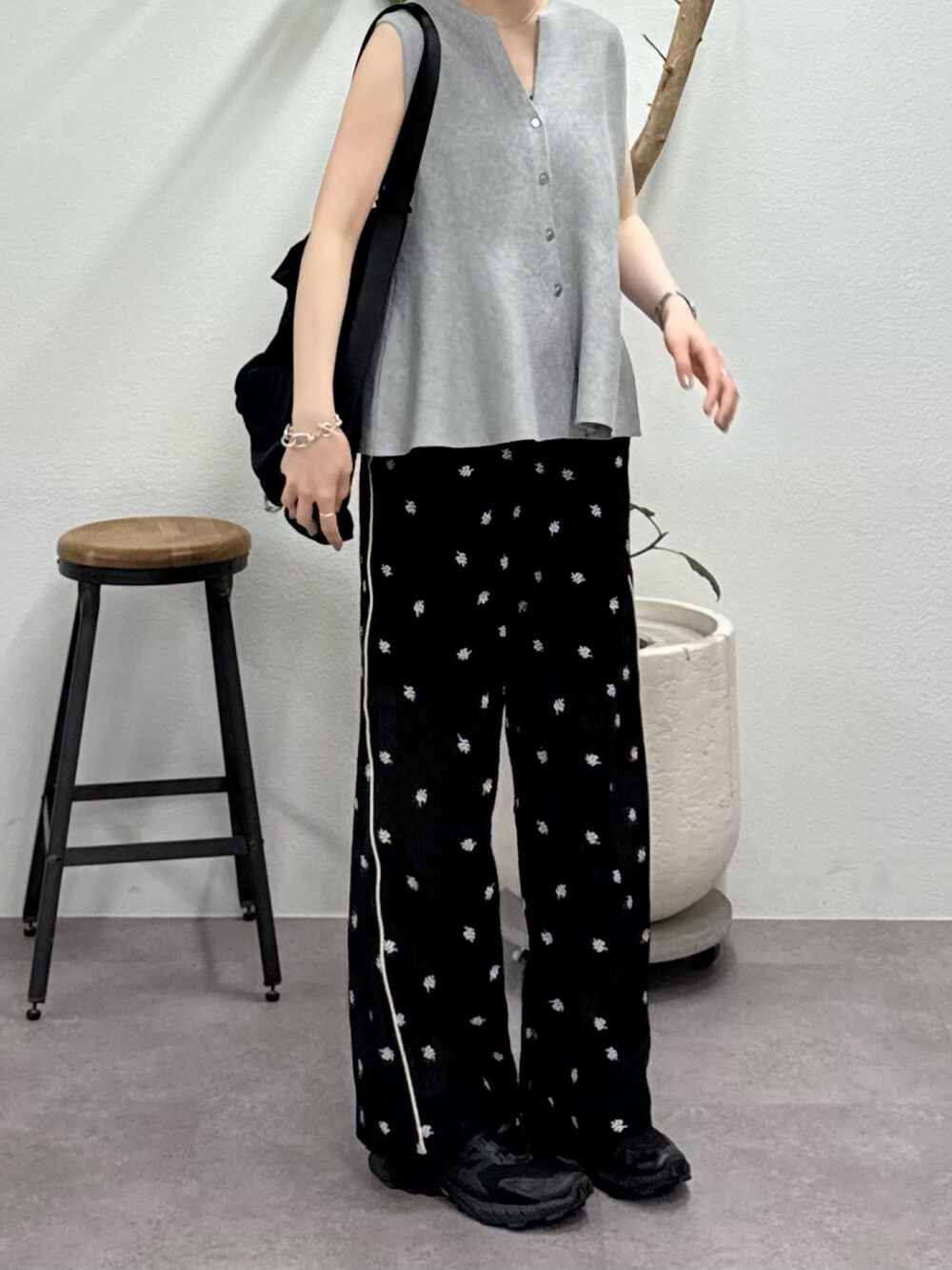 グレー系のカーディガン/ボレロ、ブラック系のその他パンツ、ブラック系のトートバッグを着用したレディースの春コーディネートの4枚目の写真