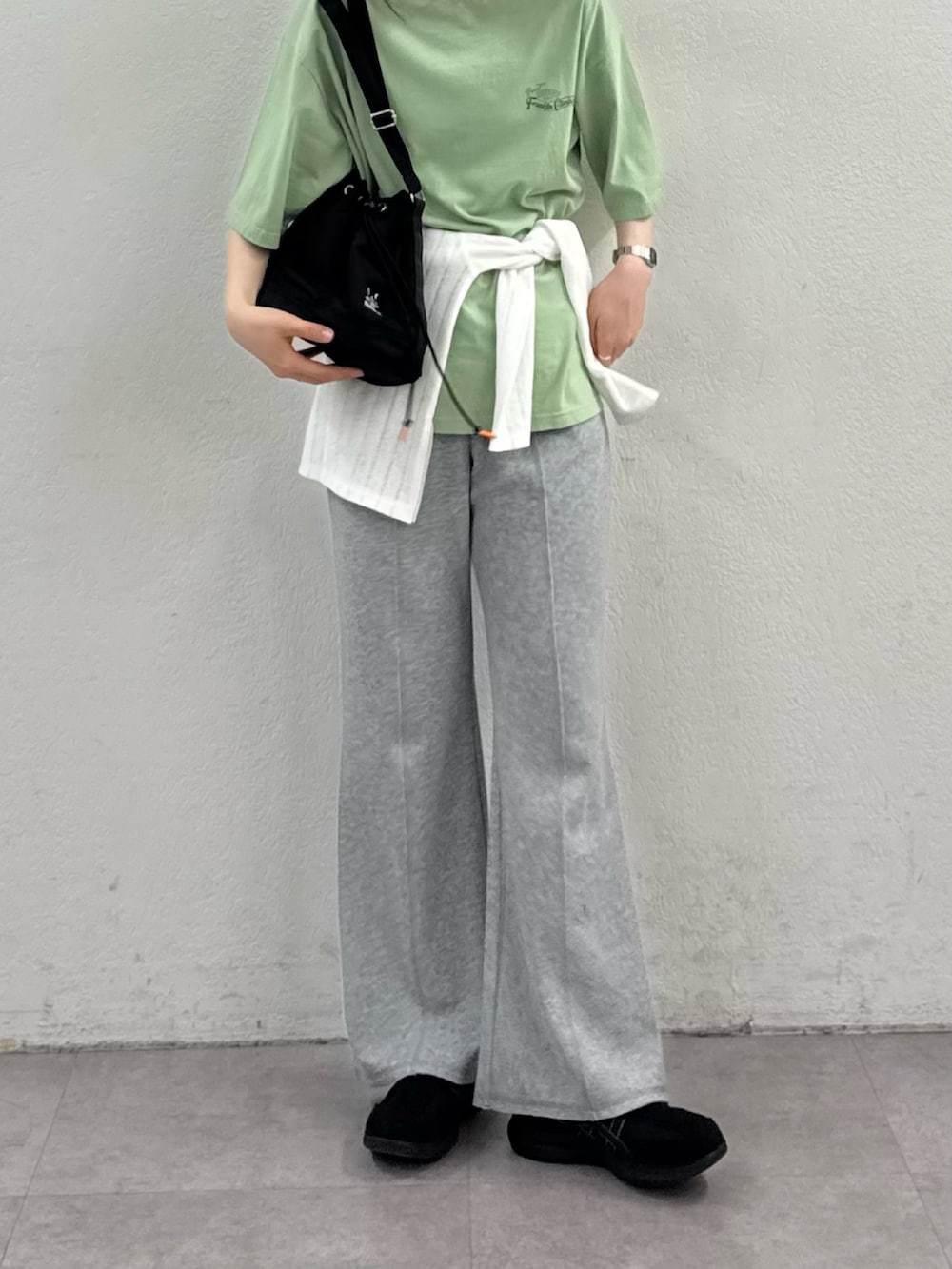 グリーン系のTシャツ/カットソー、ホワイト系のTシャツ/カットソー、グレー系のその他パンツを着用したレディースの春コーディネートの5枚目の写真