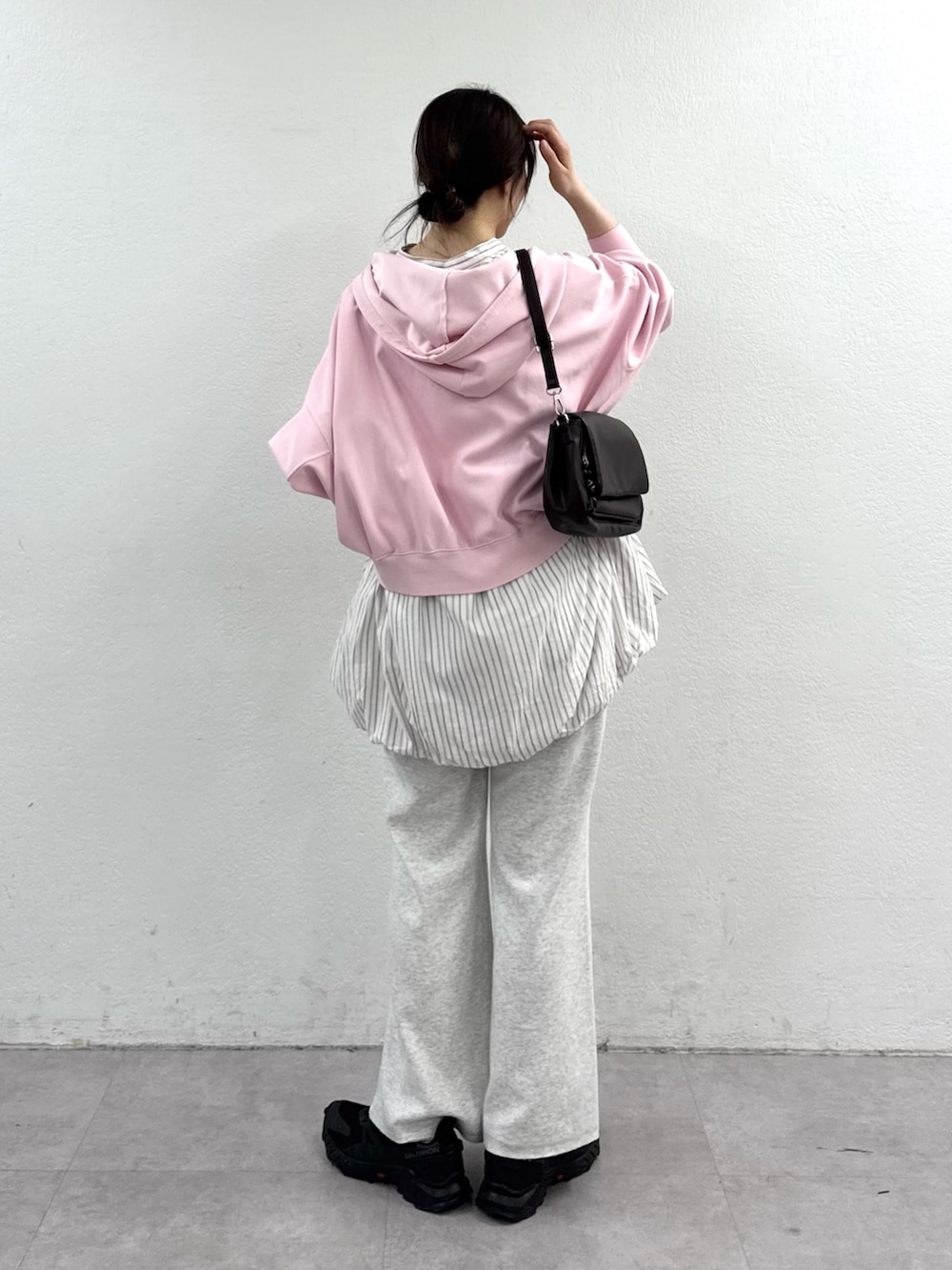 ピンク系のパーカー、ホワイト系のシャツ/ブラウス、ホワイト系のその他パンツを着用したレディースの春コーディネートの3枚目の写真