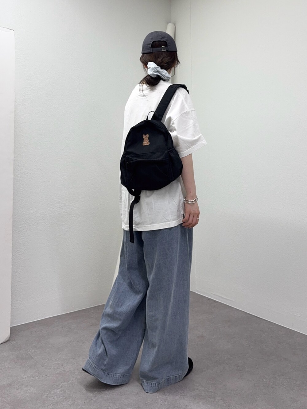 ホワイト系のTシャツ/カットソー、ブルー系のデニムパンツ、グレー系のキャップを着用したレディースの春コーディネートの2枚目の写真