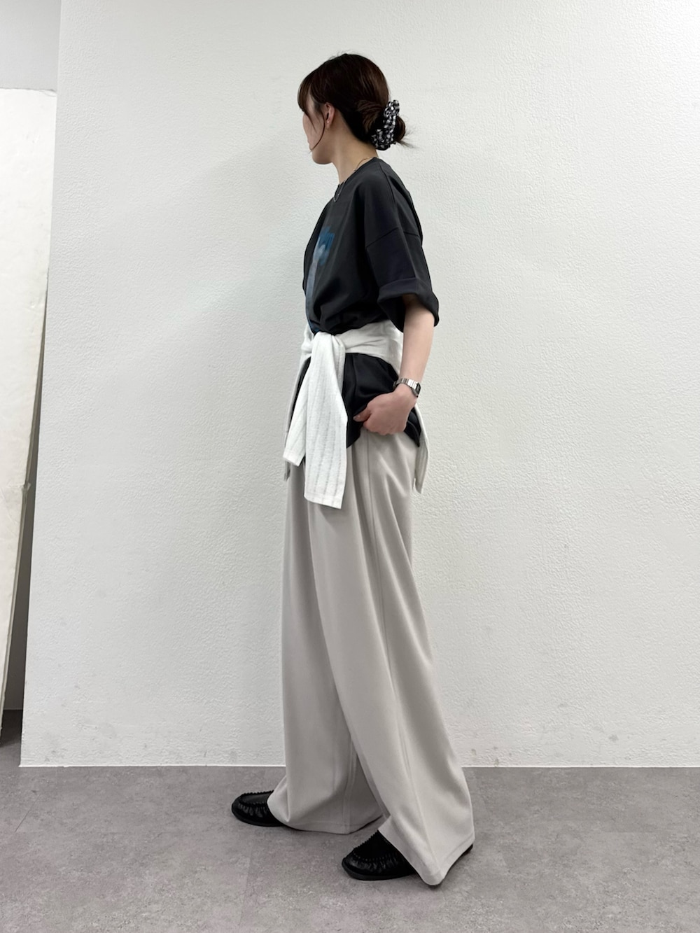 グレー系のTシャツ/カットソー、ホワイト系のTシャツ/カットソー、グレー系のスラックスを着用したレディースの春コーディネートの2枚目の写真