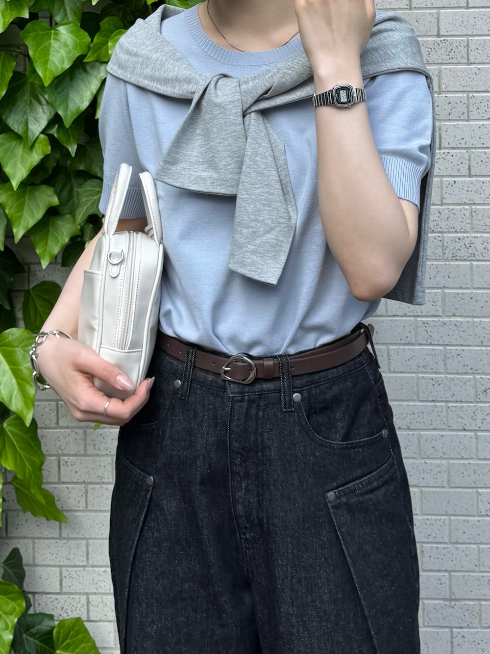 「レイヤードスタイル、ワイドパンツ、春夏コーデ、シンプルコーデ、韓国ファッション、きれいめカジュアル、休日スタイル、スニーカー、デニム、お出かけコーデ、夏コーデ、サマーニット、半袖ニット」｜「GEVACOの【GEVACO】クルーネックショートカーディガン（カーディガン/ボレロ、グレー系）」を使った、tntun0さん（レディース・166cm）の春コーディネートの7枚目の写真