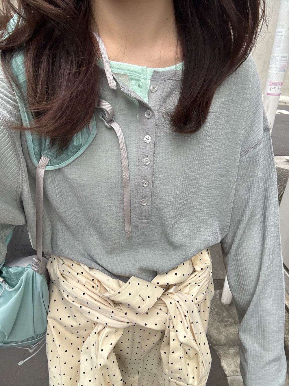 グレー系のTシャツ/カットソー、グリーン系のTシャツ/カットソー、ホワイト系のサロペット/オーバーオールを着用したレディースの春コーディネートの4枚目の写真