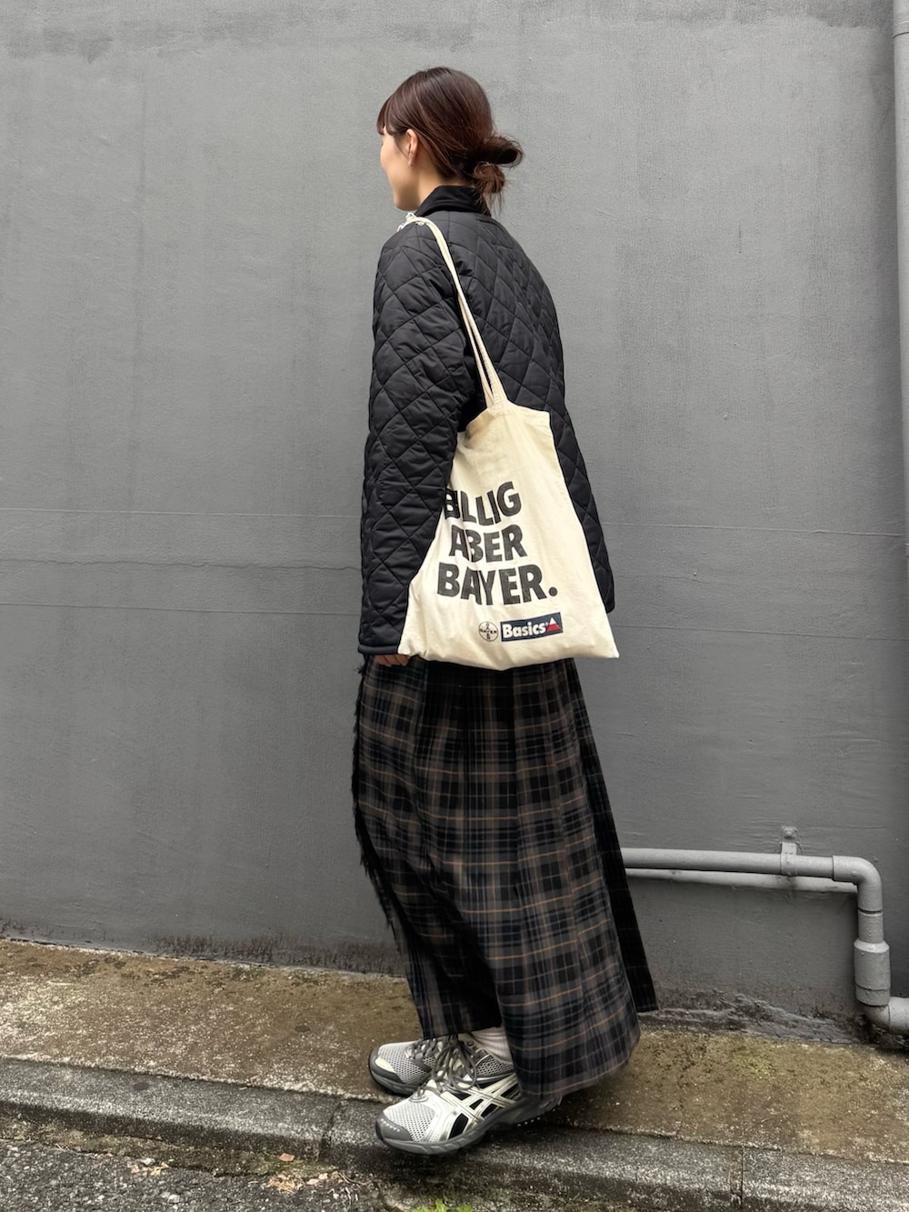 ブラック系のブルゾン、グレー系のスカートを着用したレディースの秋コーディネートの2枚目の写真