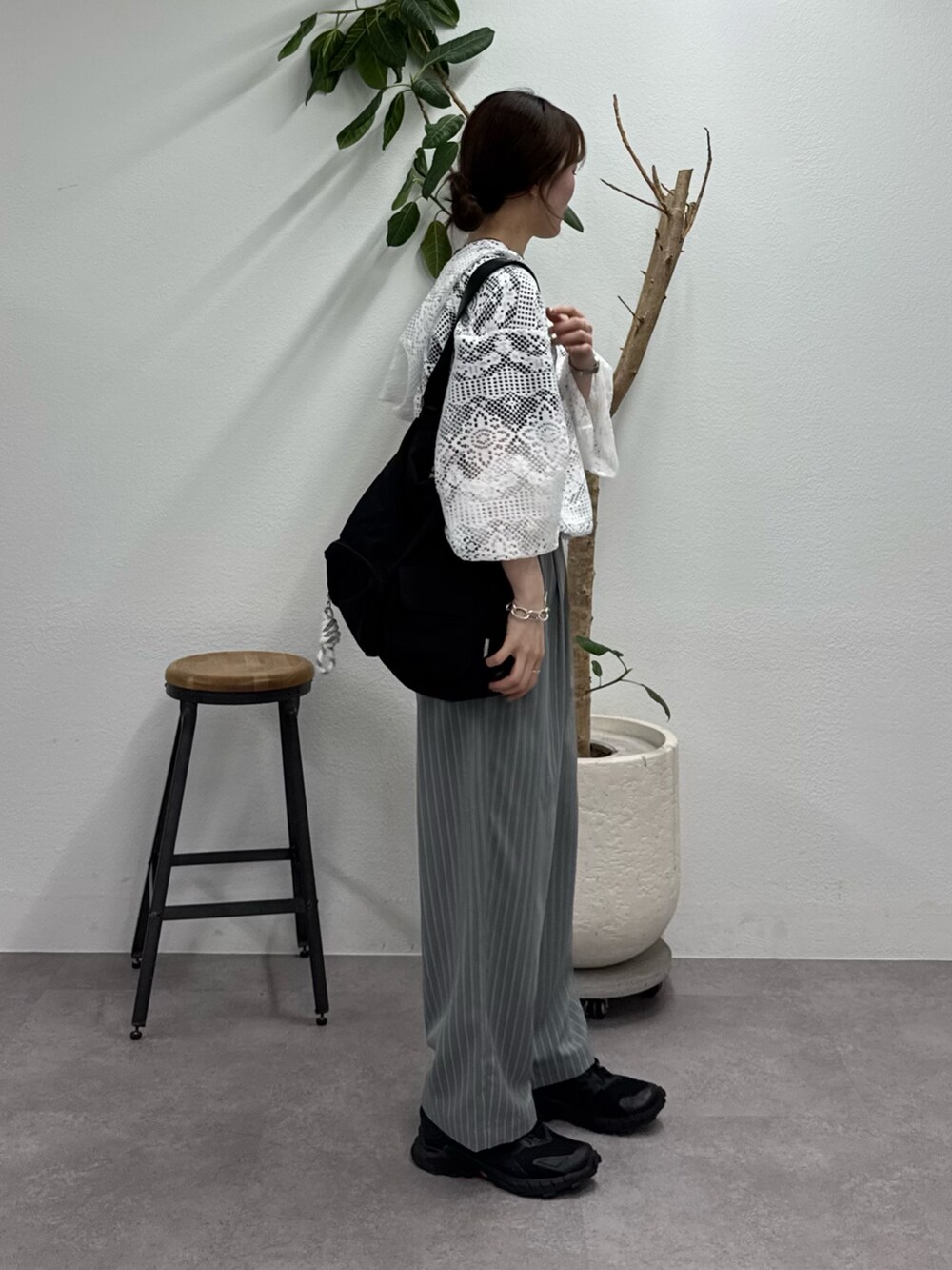 グレー系のTシャツ/カットソー、ホワイト系のその他アウター、グレー系のその他パンツを着用したレディースの春コーディネートの4枚目の写真