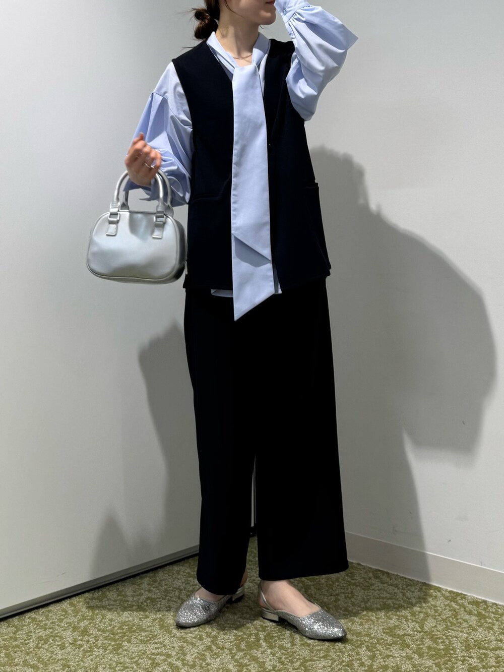 ブルー系のシャツ/ブラウス、ブルー系のその他パンツ、シルバー系のショルダーバッグを着用したレディースの冬コーディネートの2枚目の写真