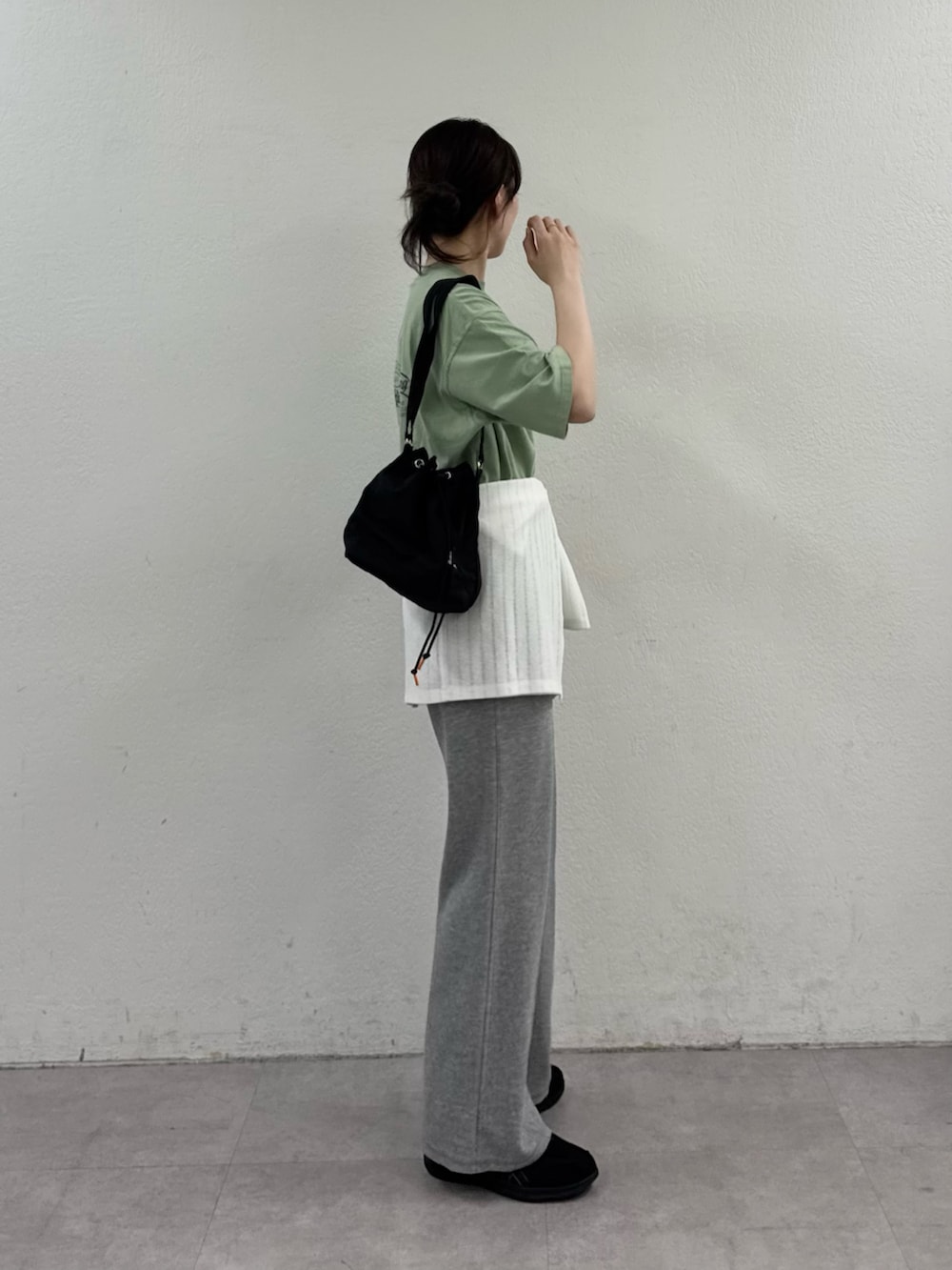 グリーン系のTシャツ/カットソー、ホワイト系のTシャツ/カットソー、グレー系のその他パンツを着用したレディースの春コーディネートの4枚目の写真