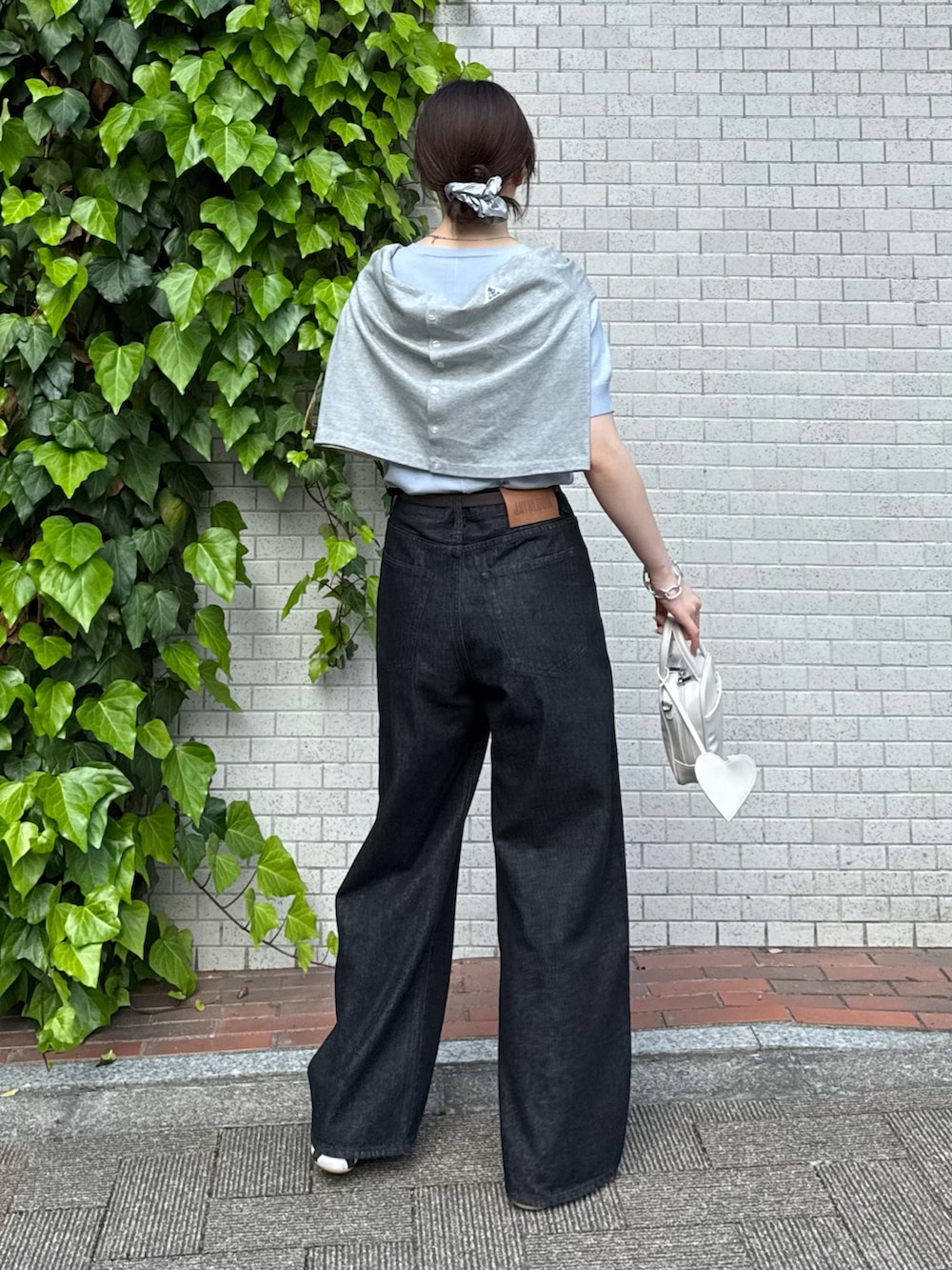 「レイヤードスタイル、ワイドパンツ、春夏コーデ、シンプルコーデ、韓国ファッション、きれいめカジュアル、休日スタイル、スニーカー、デニム、お出かけコーデ、夏コーデ、サマーニット、半袖ニット」｜「GEVACOの【GEVACO】クルーネックショートカーディガン（カーディガン/ボレロ、グレー系）」を使った、tntun0さん（レディース・166cm）の春コーディネートの4枚目の写真