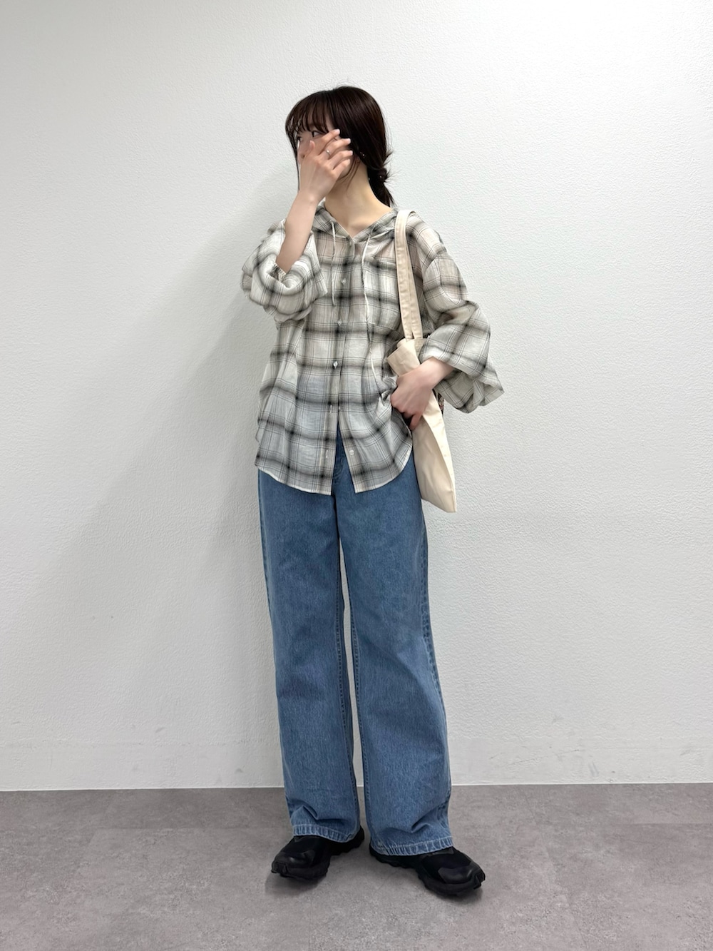 ホワイト系のシャツ/ブラウス、ホワイト系のトートバッグ、ブラウン系のカードケースを着用したレディースの春コーディネートの2枚目の写真